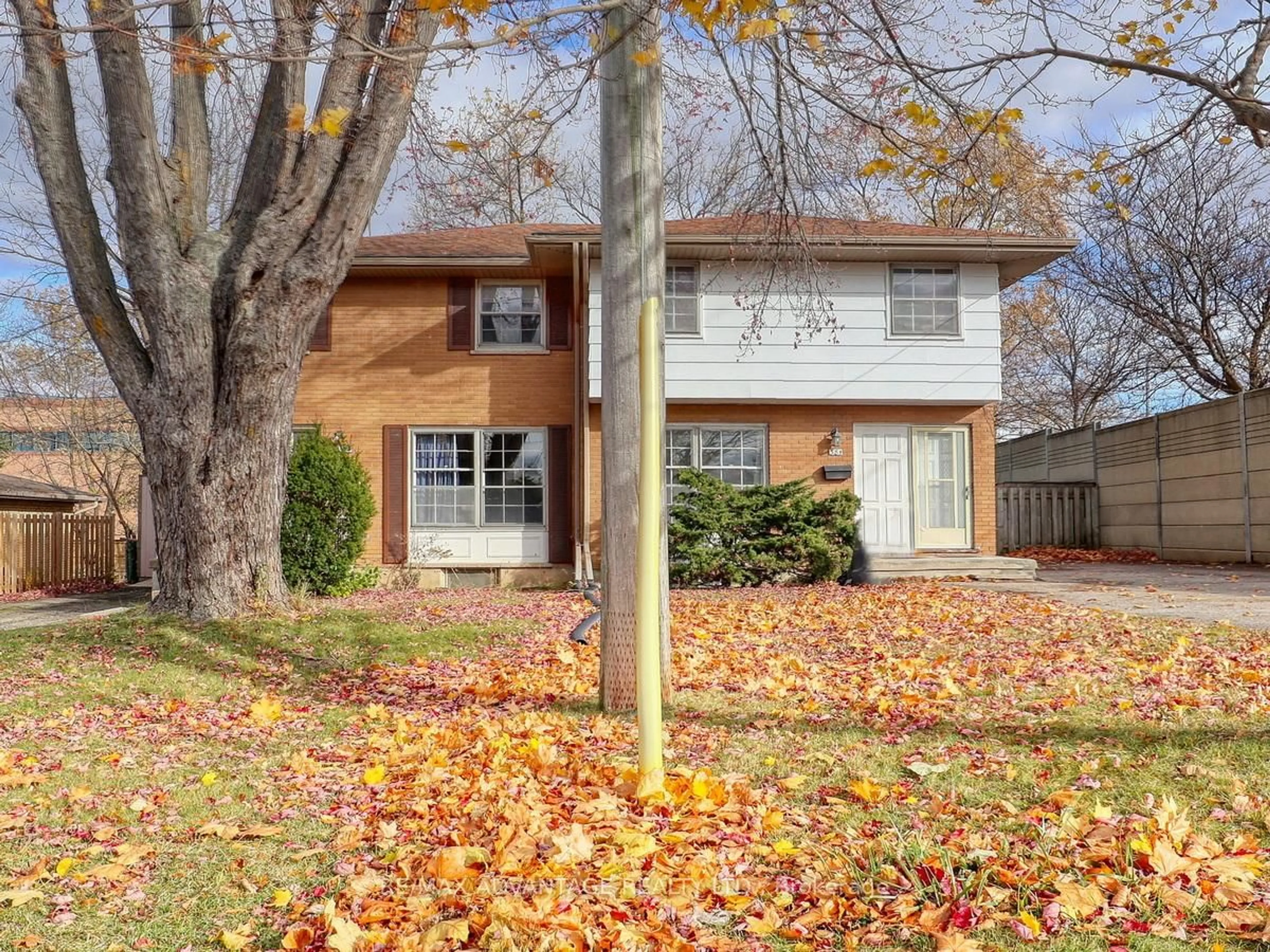 Home with vinyl exterior material, street for 38A & 38B Adare Cres, London South Ontario N6C 2S7