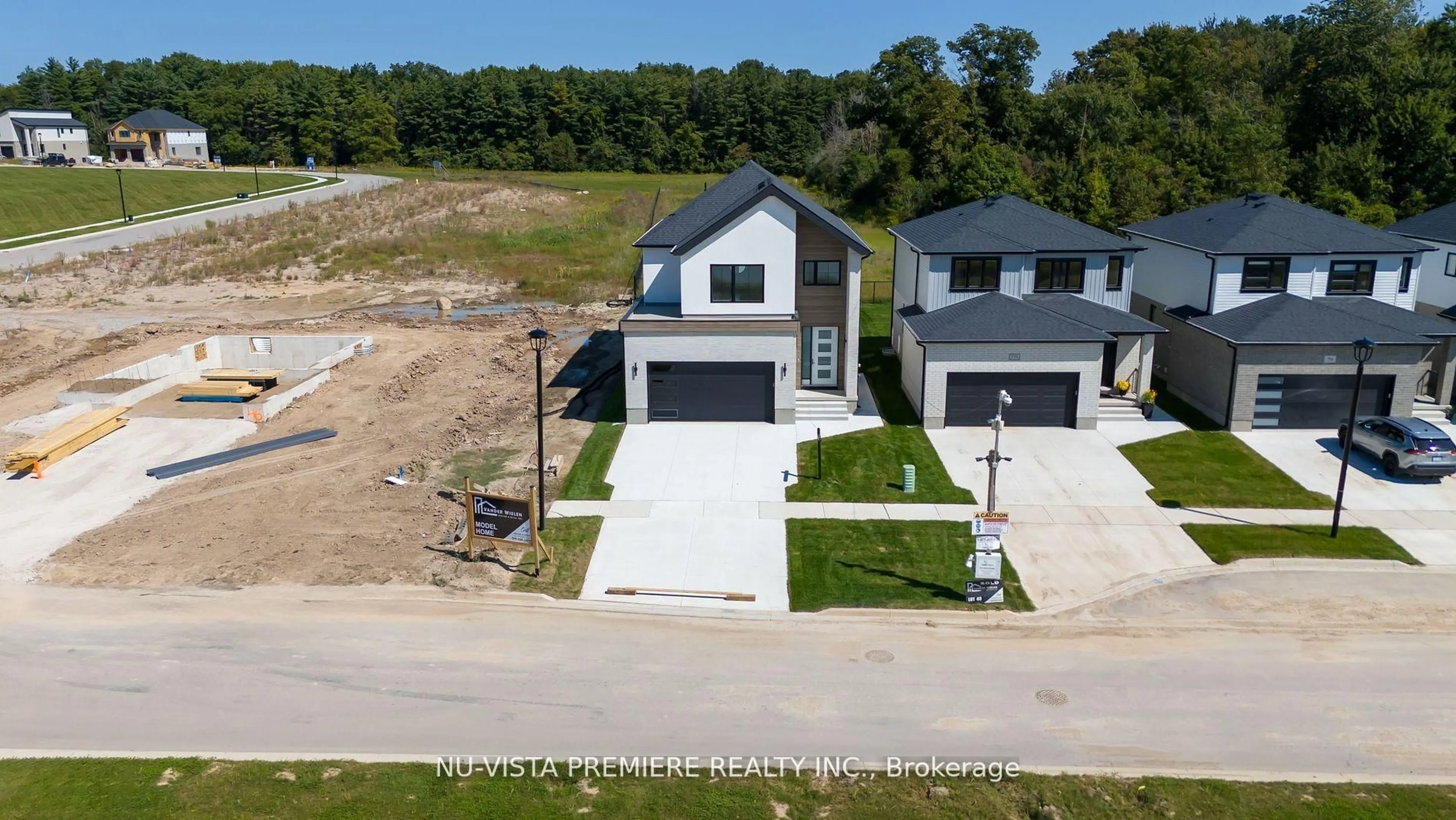A pic from outside/outdoor area/front of a property/back of a property/a pic from drone, unknown for 1181 Honeywood Dr, London South Ontario N6M 1C1