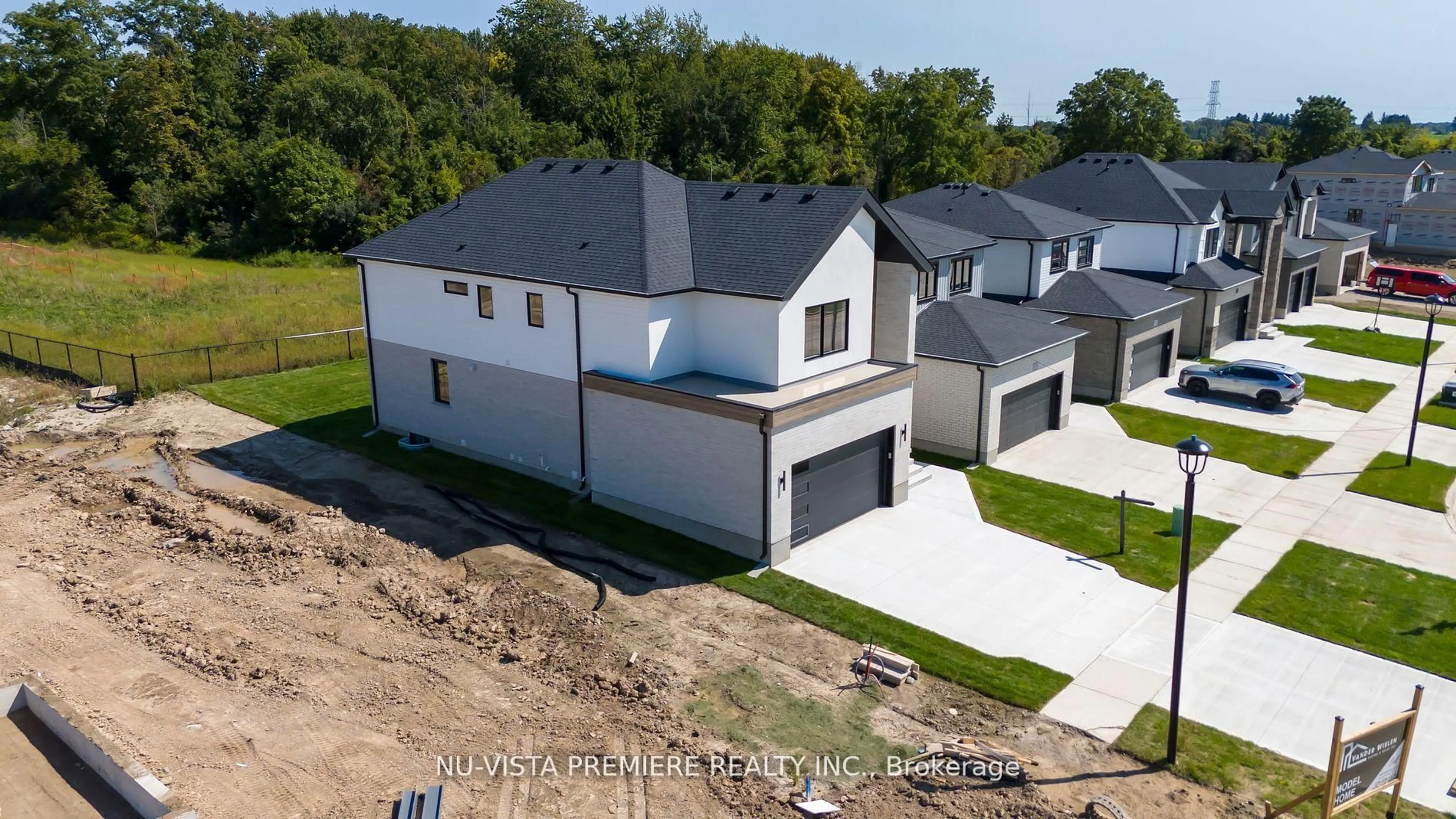 A pic from outside/outdoor area/front of a property/back of a property/a pic from drone, building for 1181 Honeywood Dr, London South Ontario N6M 1C1
