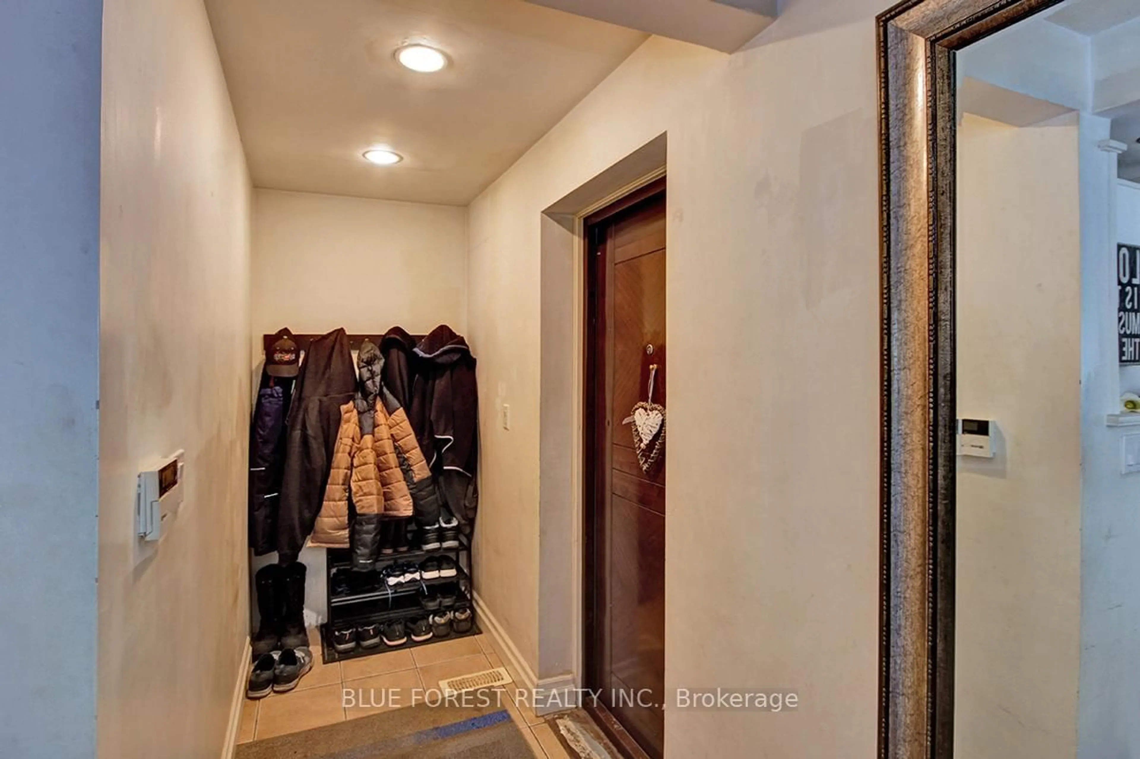 Indoor entryway for 231 Taylor St, London East Ontario N5Y 2J6