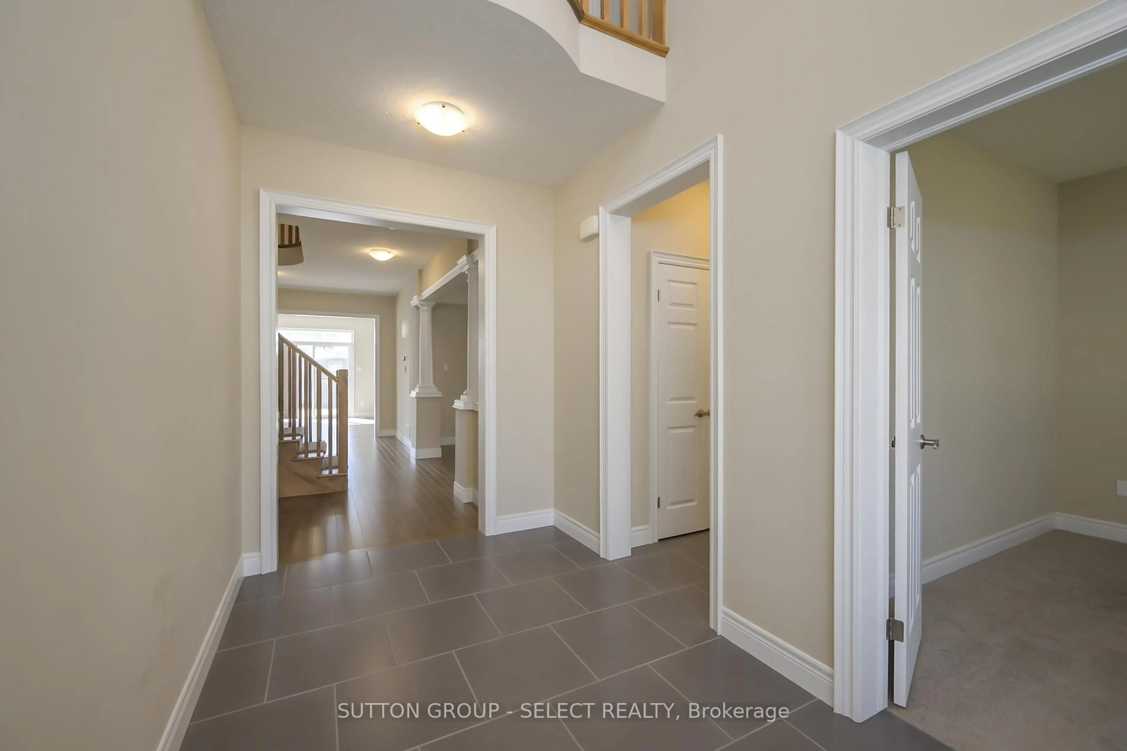 Indoor entryway for 88 Bradwell Chse, London North Ontario N6G 0P3