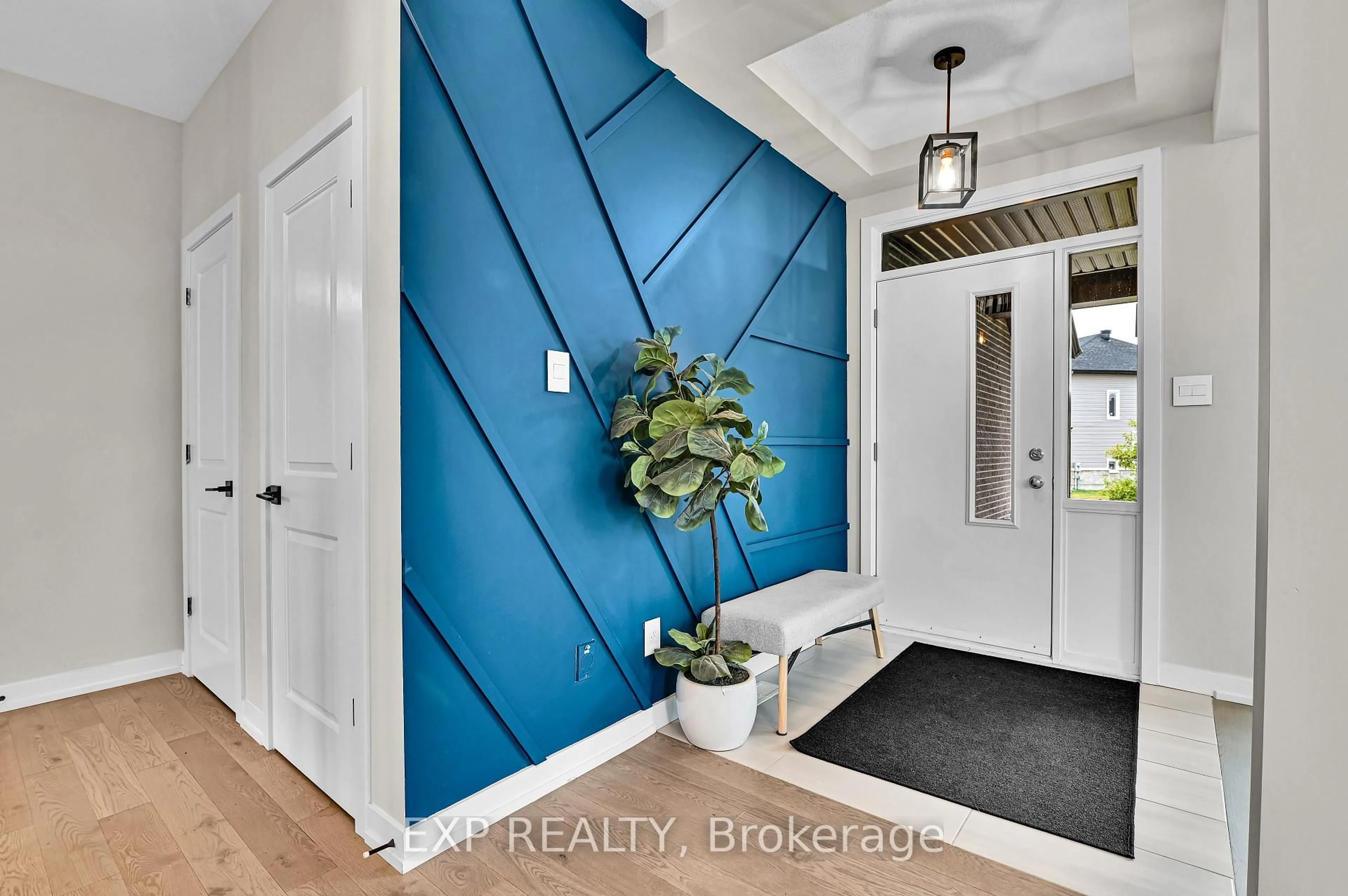 Indoor entryway for 364 Gloaming Cres, Ottawa Ontario K2S 1B6