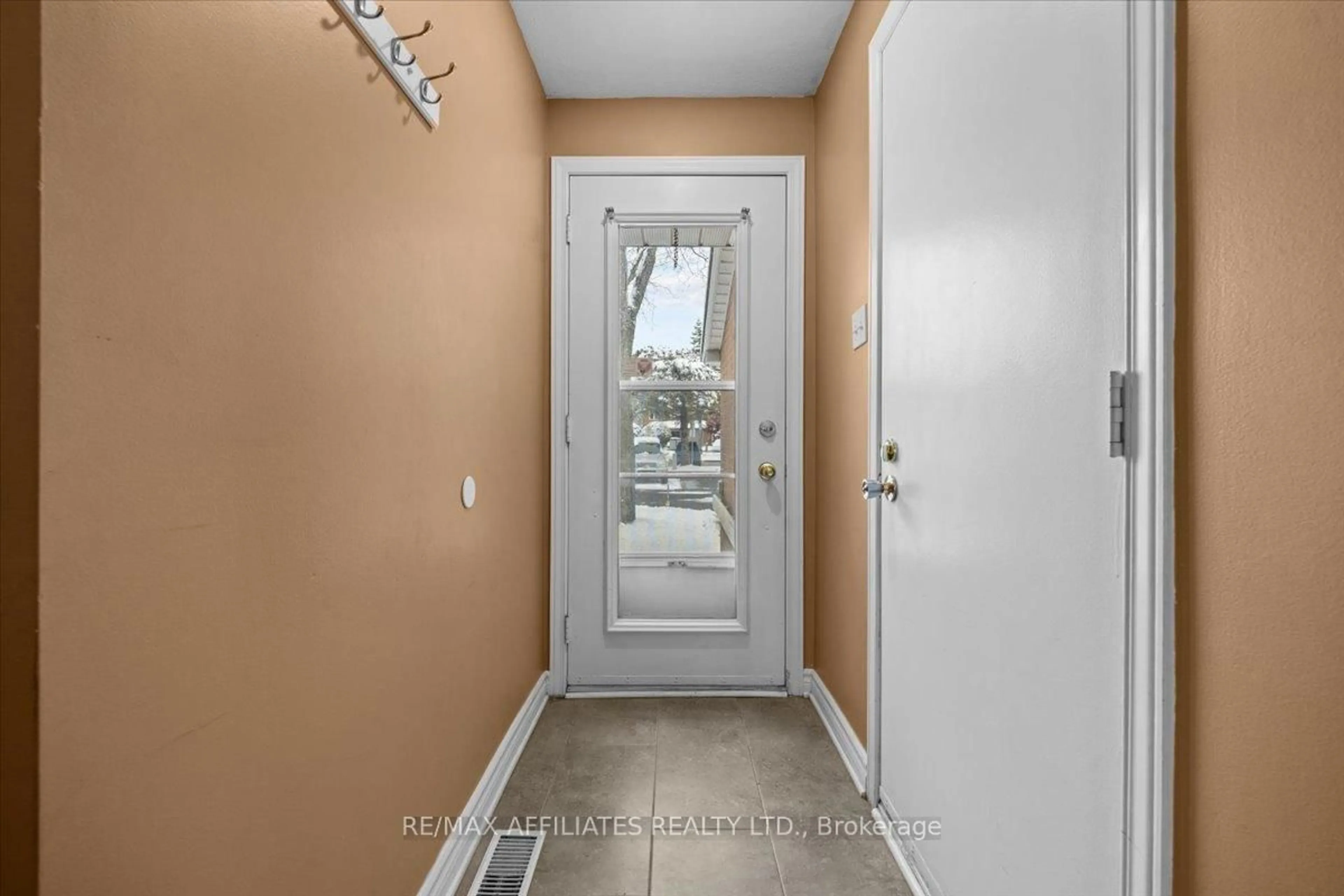 Indoor entryway for 1938 Ashmont St, Ottawa Ontario K1C 7B9