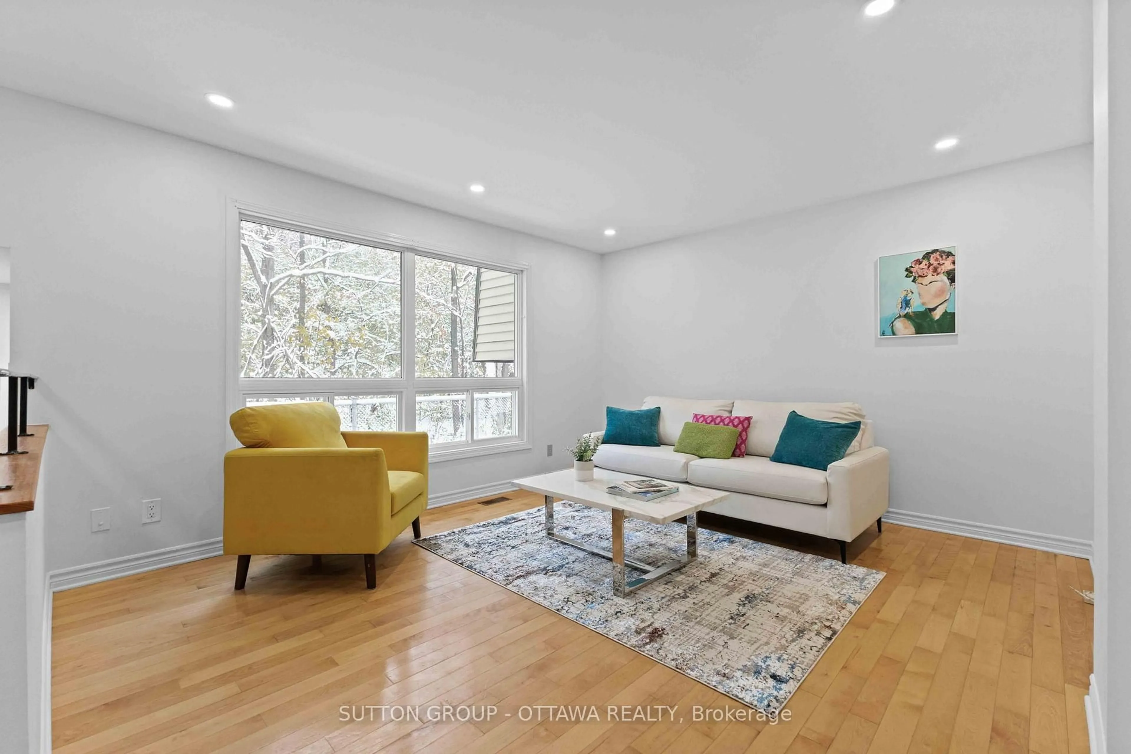Living room with furniture, wood/laminate floor for 131 RENOVA Ave, Ottawa Ontario K1G 4C7