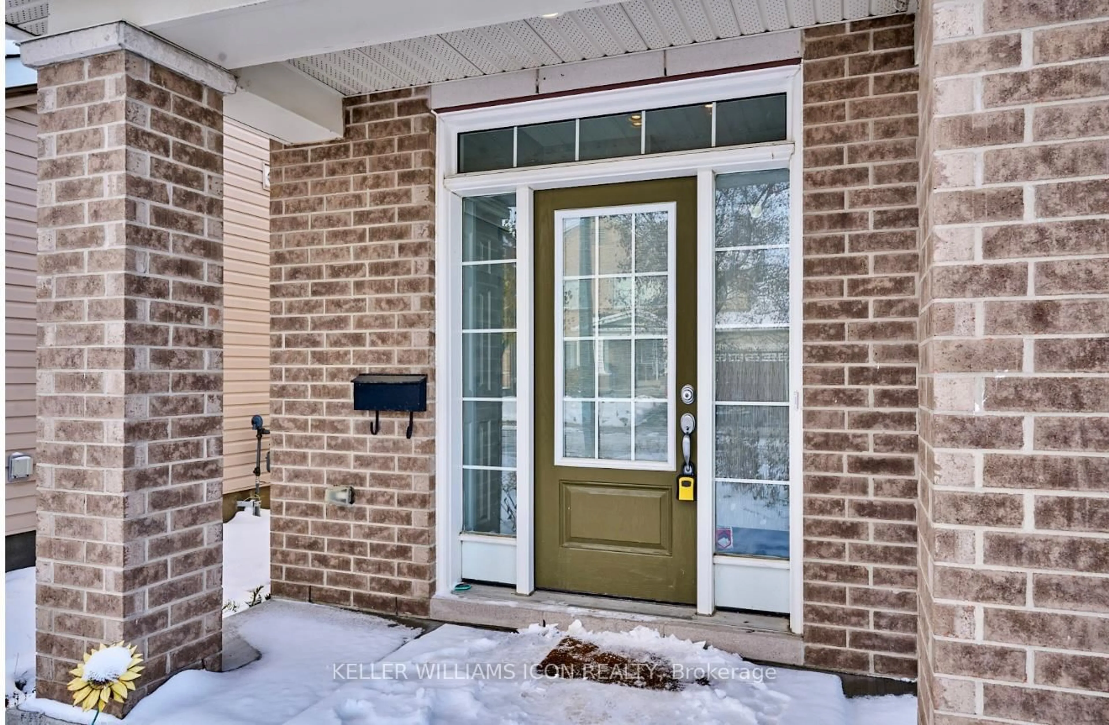 Indoor entryway for 380 Brettonwood Rdge, Ottawa Ontario K2T 0H8