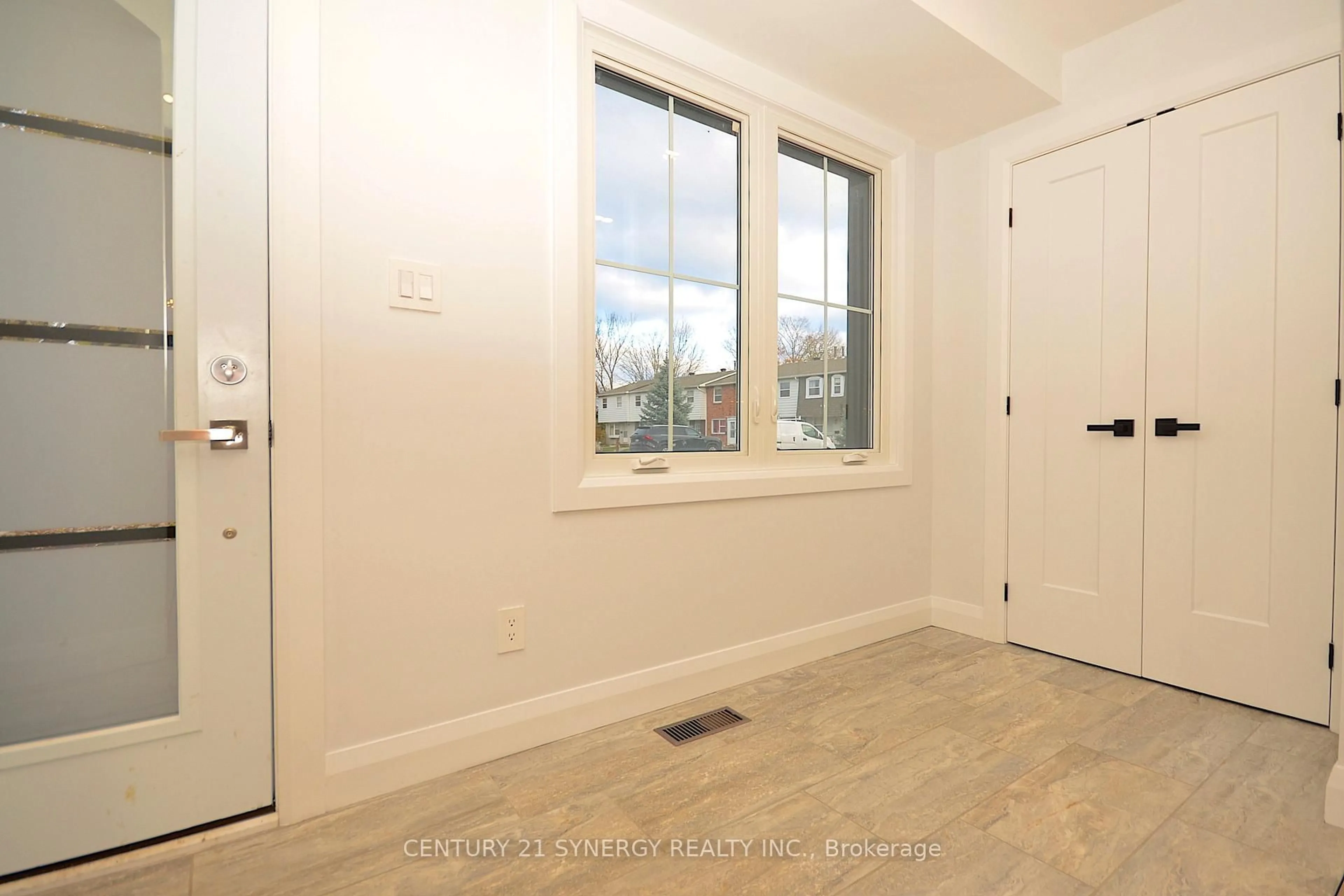 Indoor entryway for 660 Hochelaga St #26, Ottawa Ontario K1K 2E9