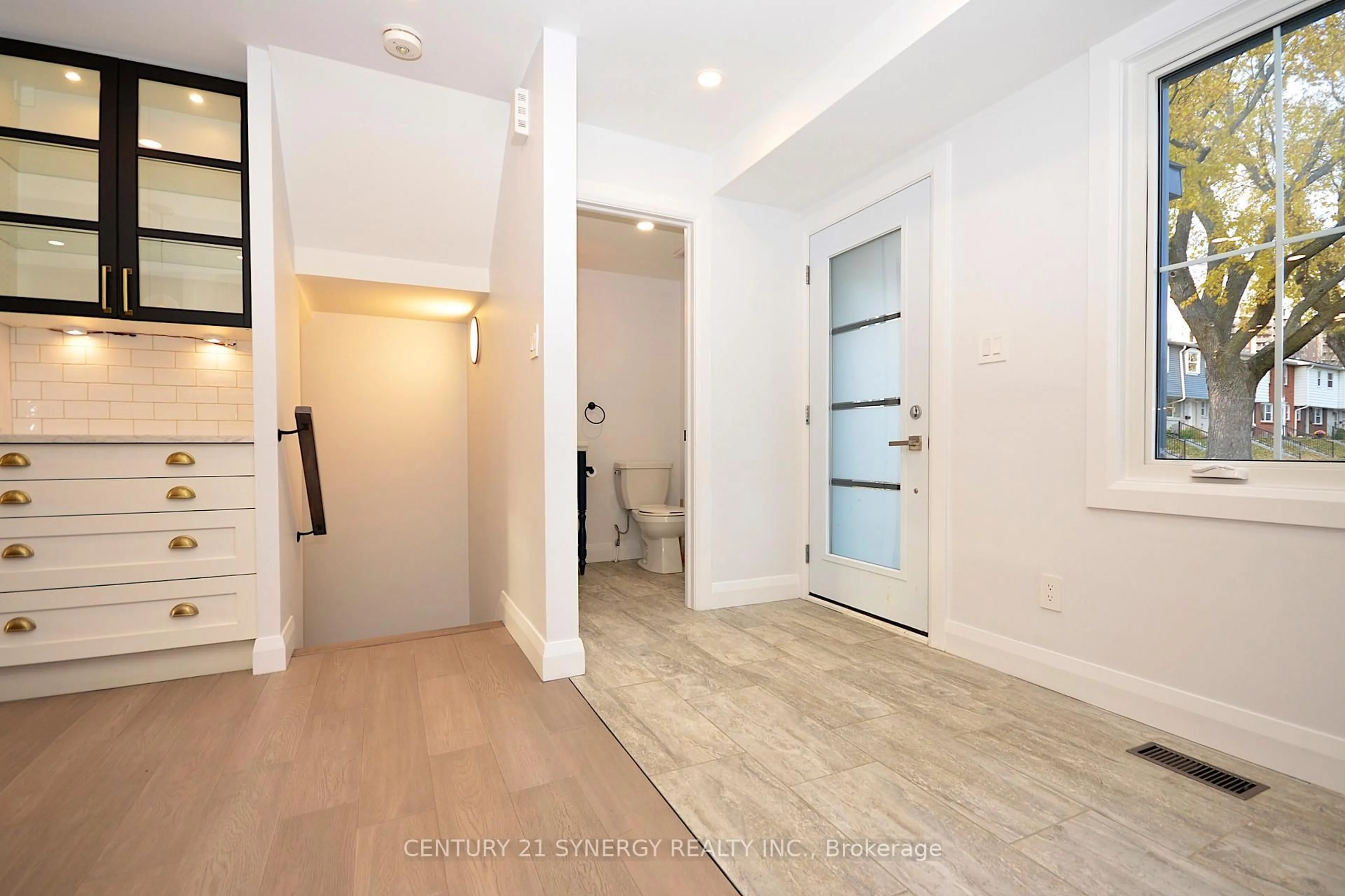 Indoor entryway for 660 Hochelaga St #26, Ottawa Ontario K1K 2E9