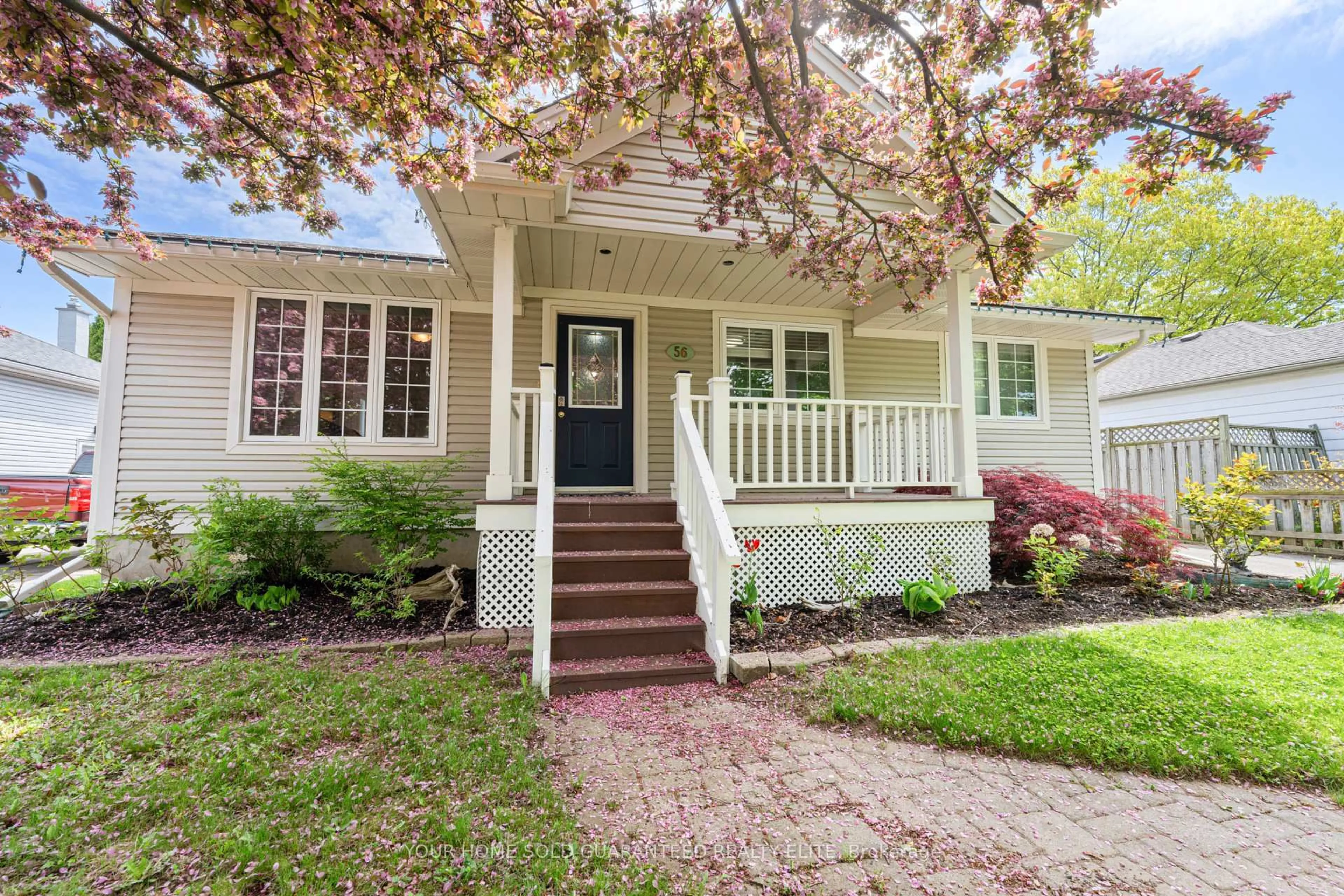 Home with vinyl exterior material, street for 56 Dunkeld Ave, St. Catharines Ontario L2M 4A7