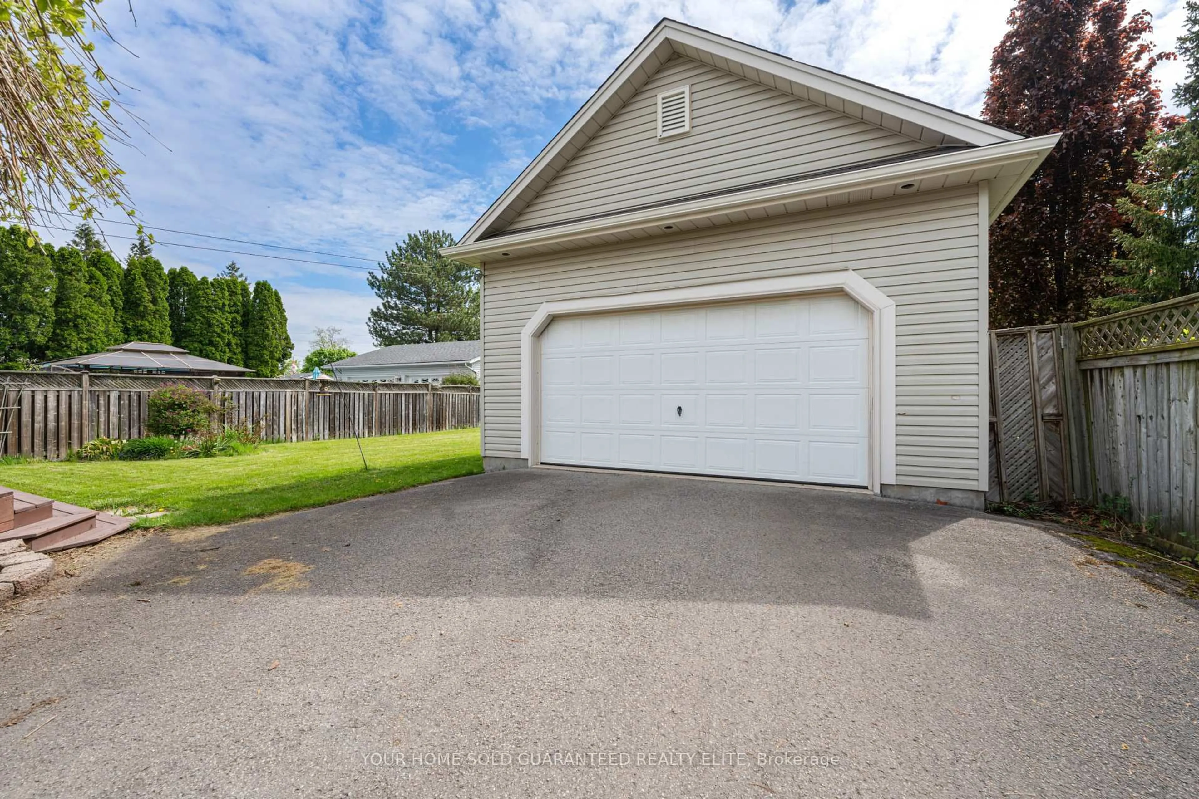 Indoor garage for 56 Dunkeld Ave, St. Catharines Ontario L2M 4A7