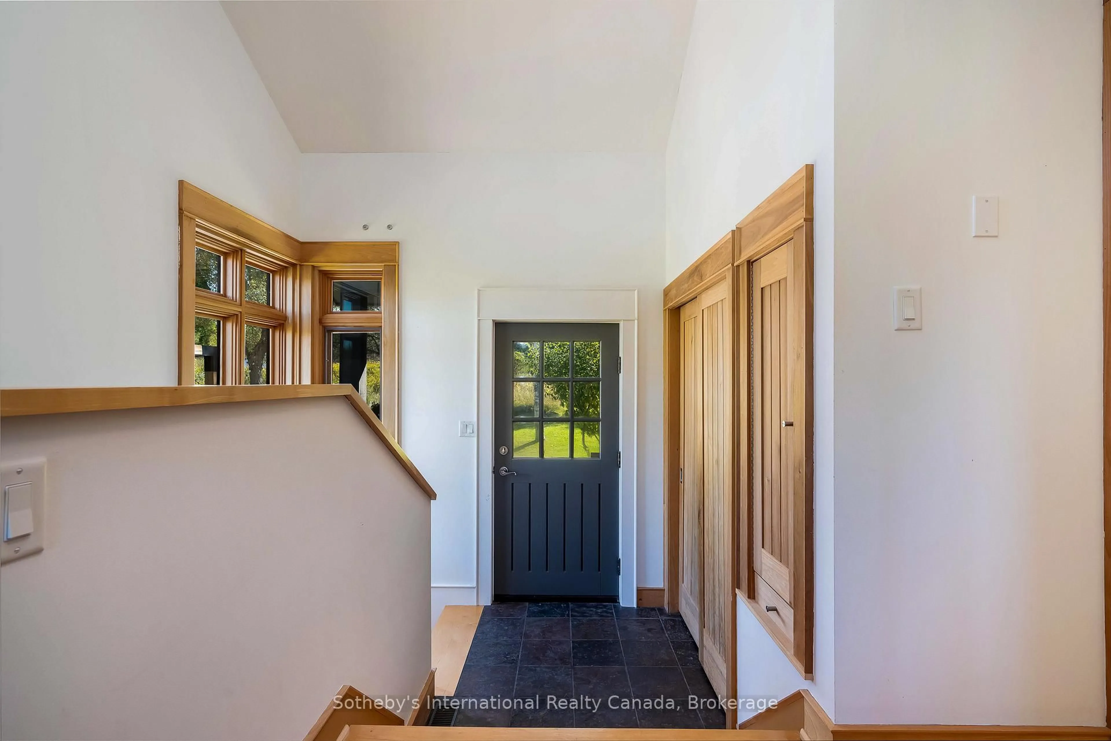 Indoor entryway for 797462 East Back Line, Chatsworth Ontario N0H 1G0