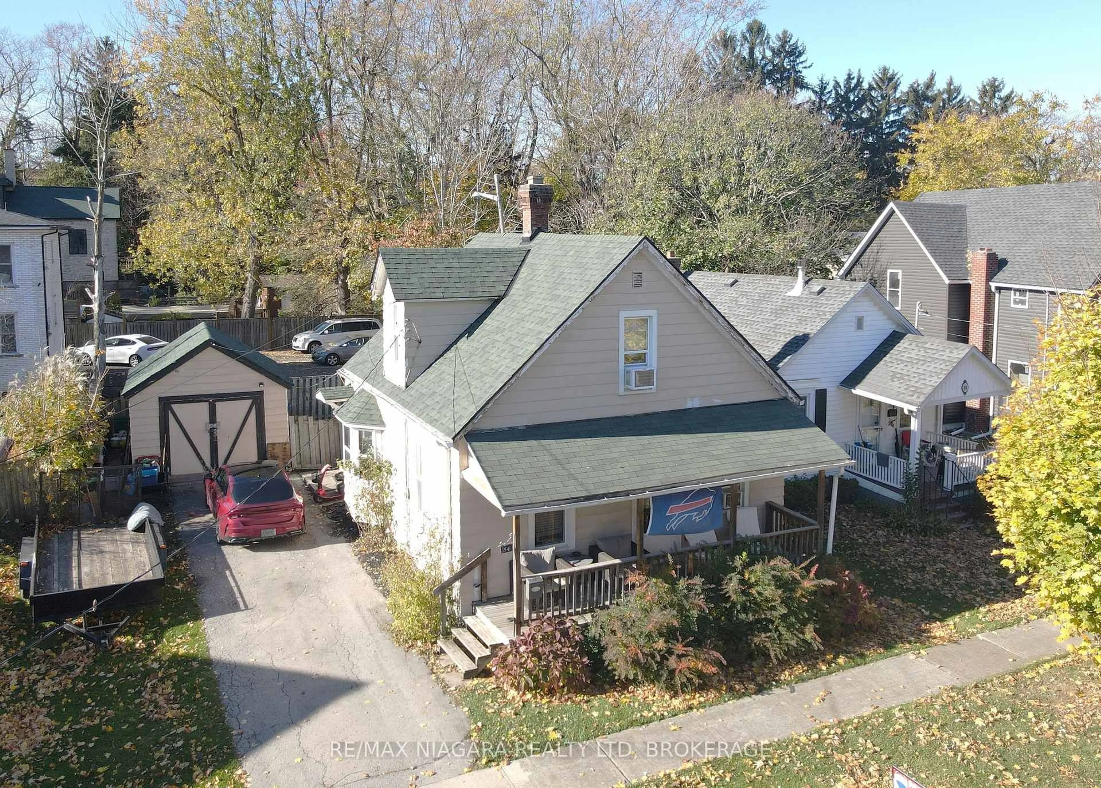 A pic from outside/outdoor area/front of a property/back of a property/a pic from drone, street for 84 Waterloo St, Fort Erie Ontario L2A 3J7