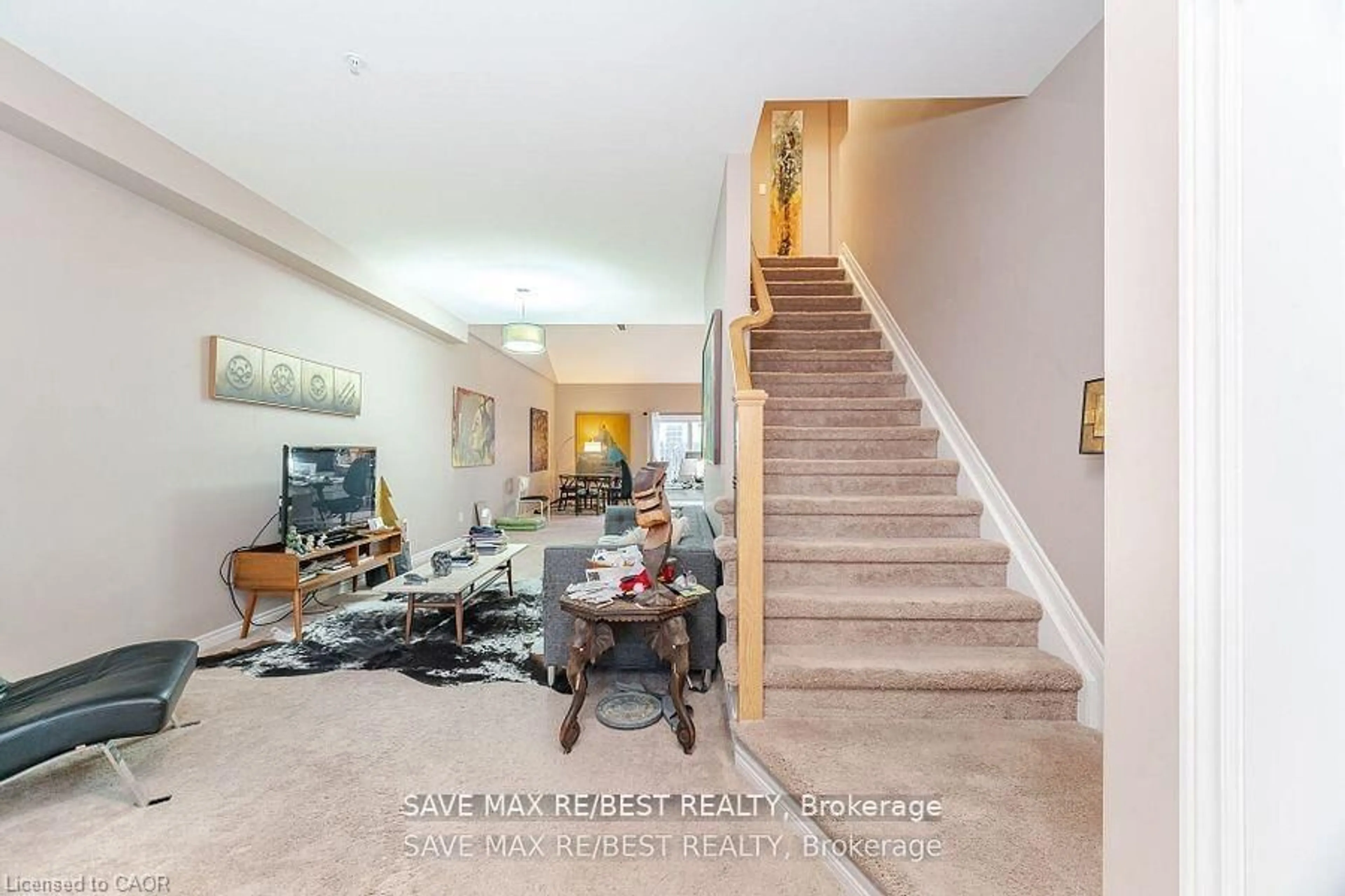 Indoor foyer for 7 Glory Hill Rd, St. Catharines Ontario L2P 0C7