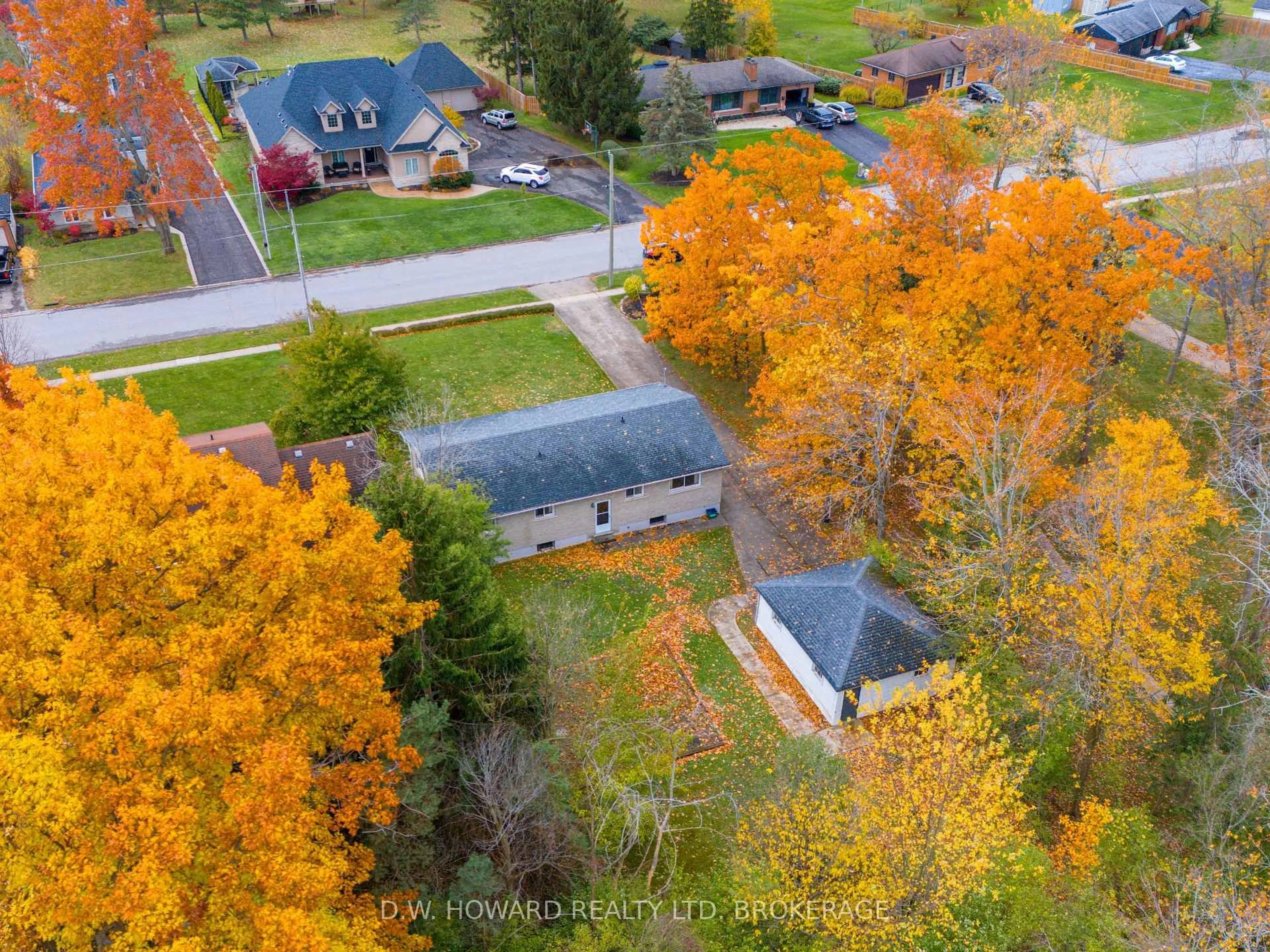 A pic from outside/outdoor area/front of a property/back of a property/a pic from drone, street for 73 Drummond Cres, Fort Erie Ontario L2A 1L4