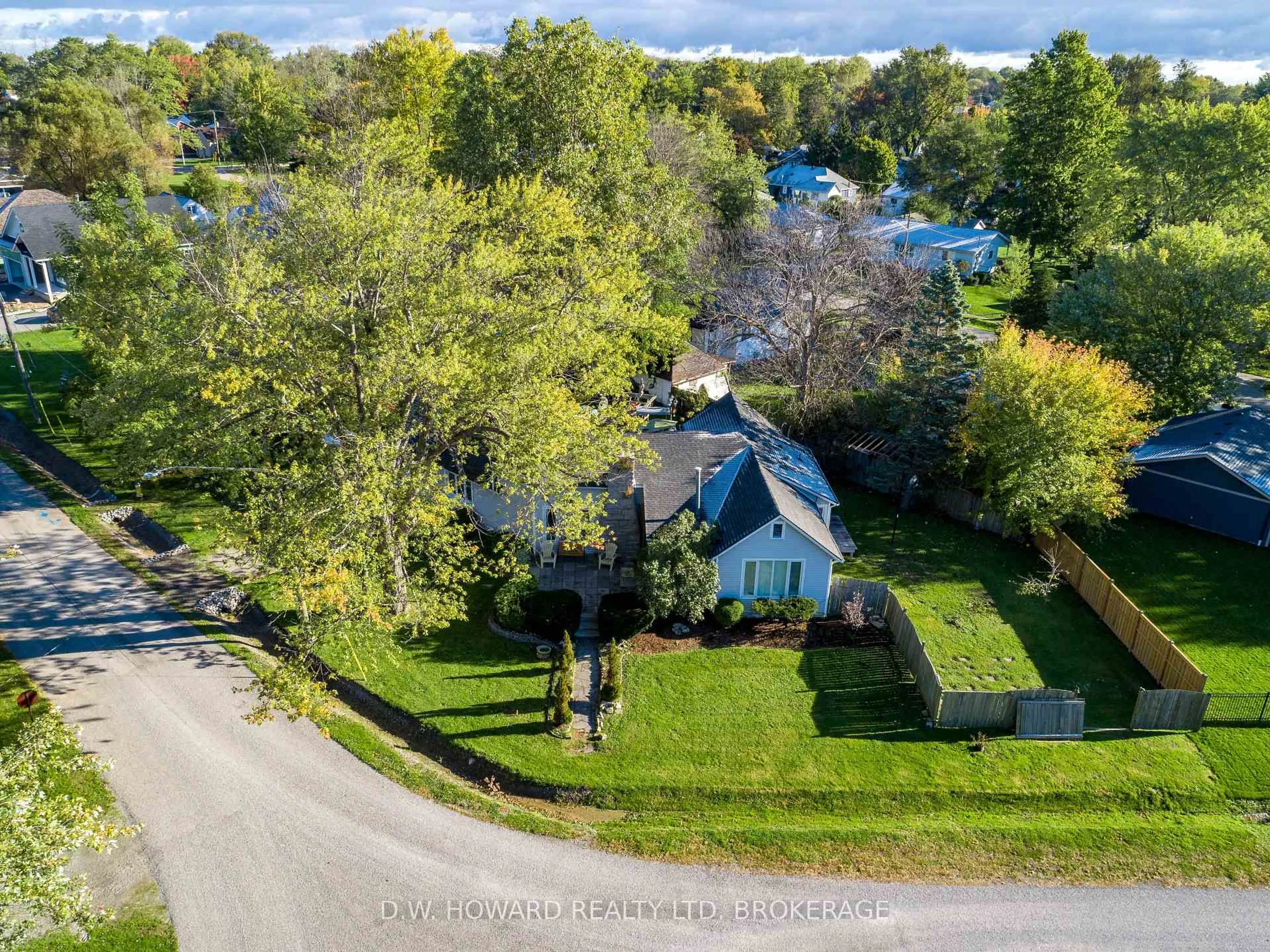 A pic from outside/outdoor area/front of a property/back of a property/a pic from drone, street for 270 Cherry Hill Blvd, Fort Erie Ontario L0S 1B0