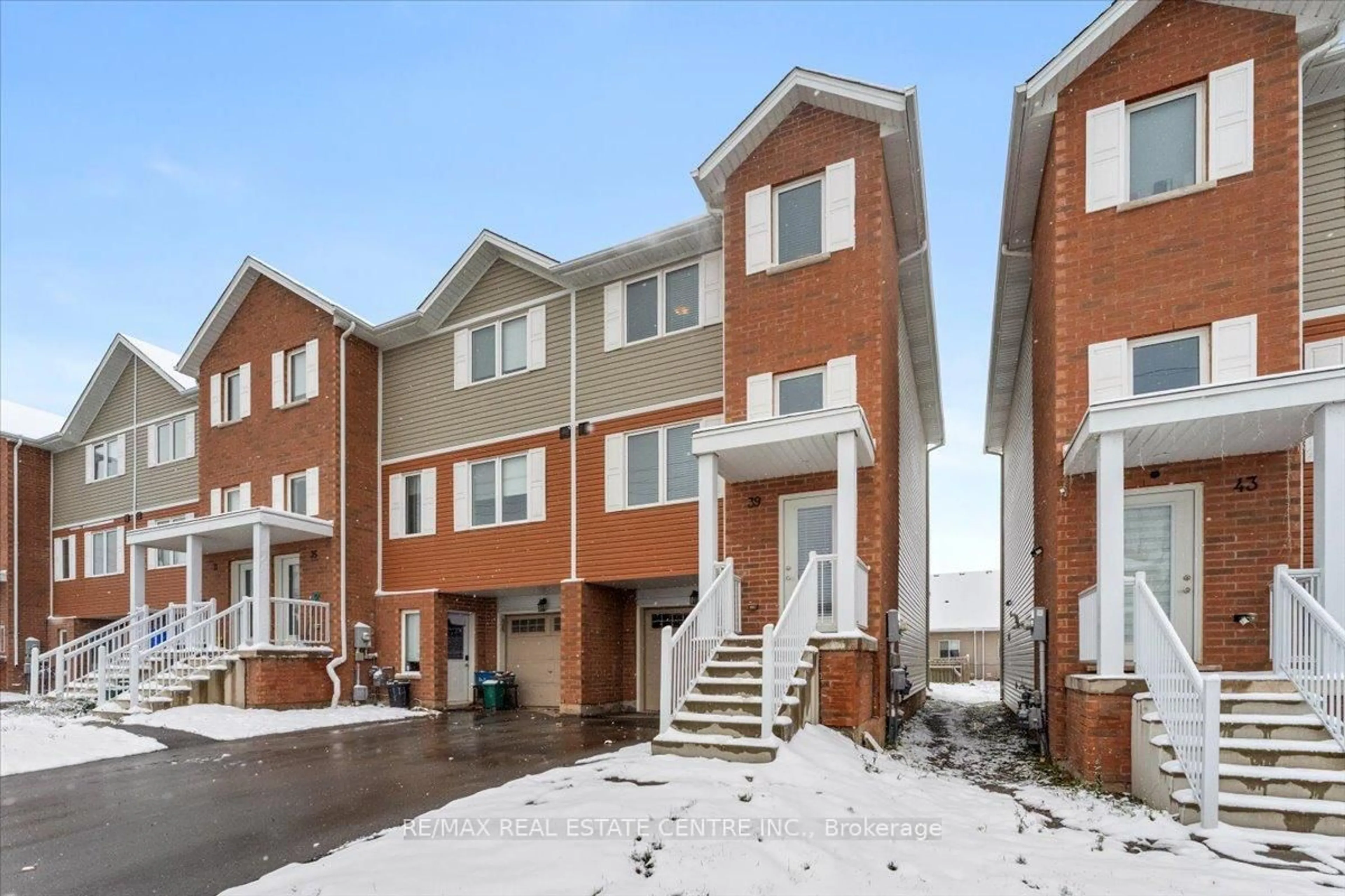 Home with brick exterior material, street for 39 Denistoun St, Welland Ontario L3C 0H6