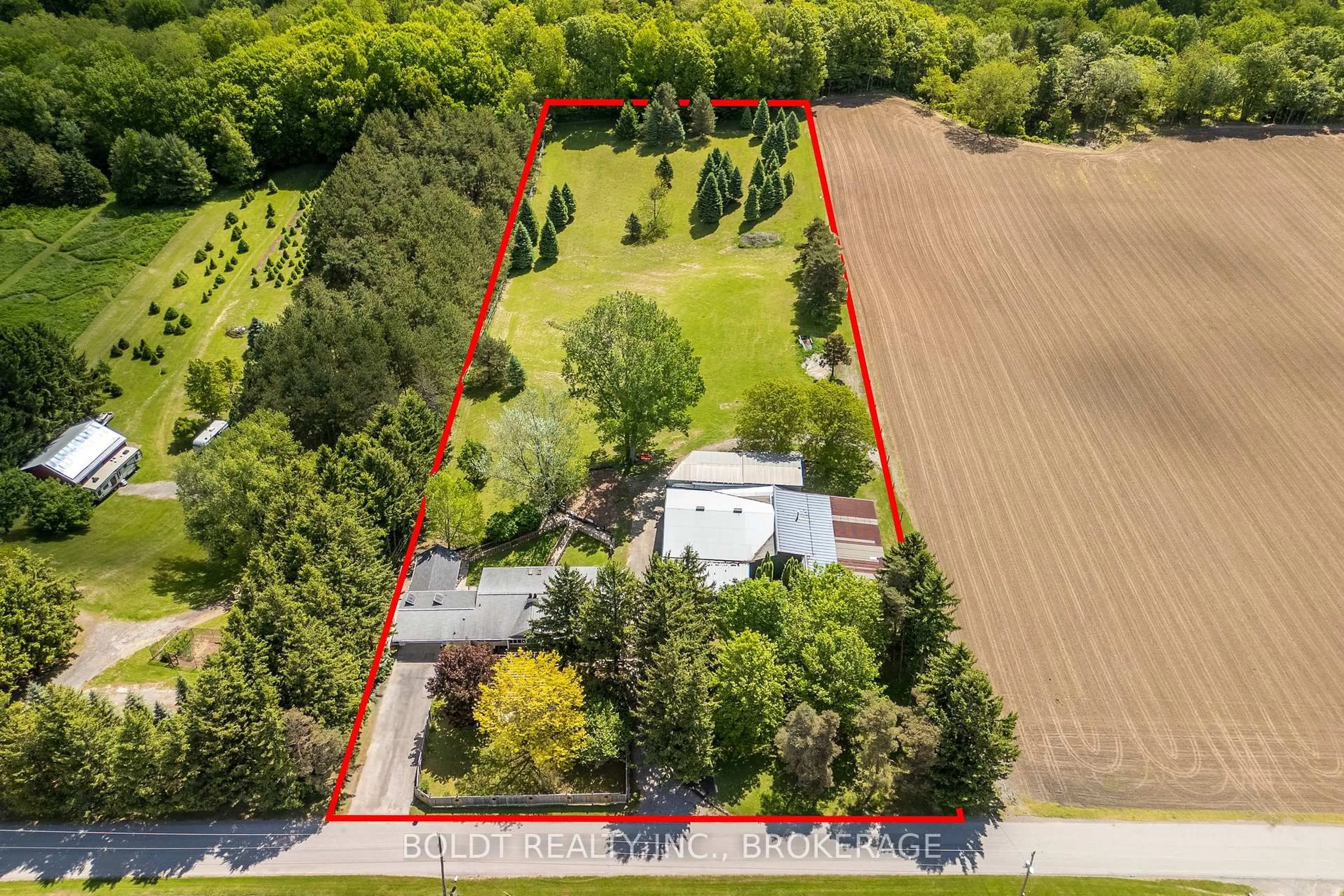 A pic from outside/outdoor area/front of a property/back of a property/a pic from drone, unknown for 2010 Hansler St, Pelham Ontario L0S 1M0