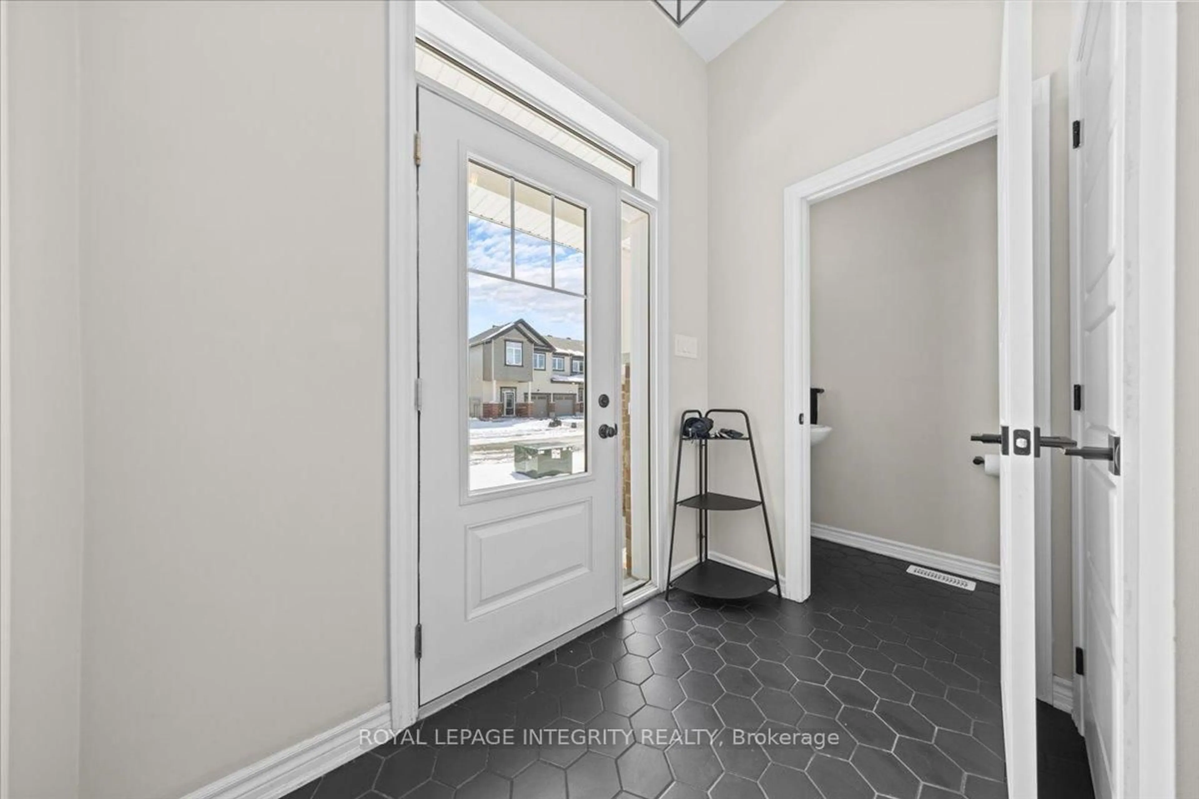Indoor entryway for 355 Crossway Terr, Stittsville Ontario K2S 2Z3