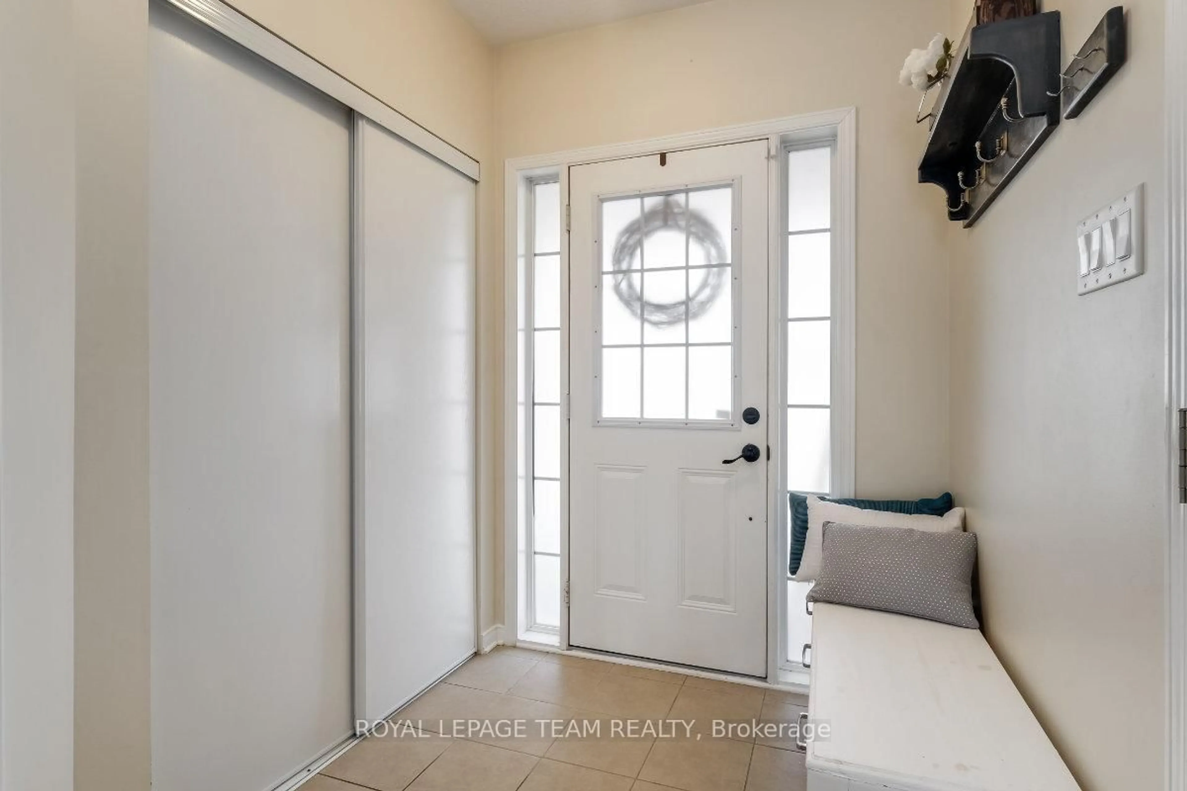 Indoor entryway for 404 Heathrow Private, Stittsville Ontario K2S 0M9