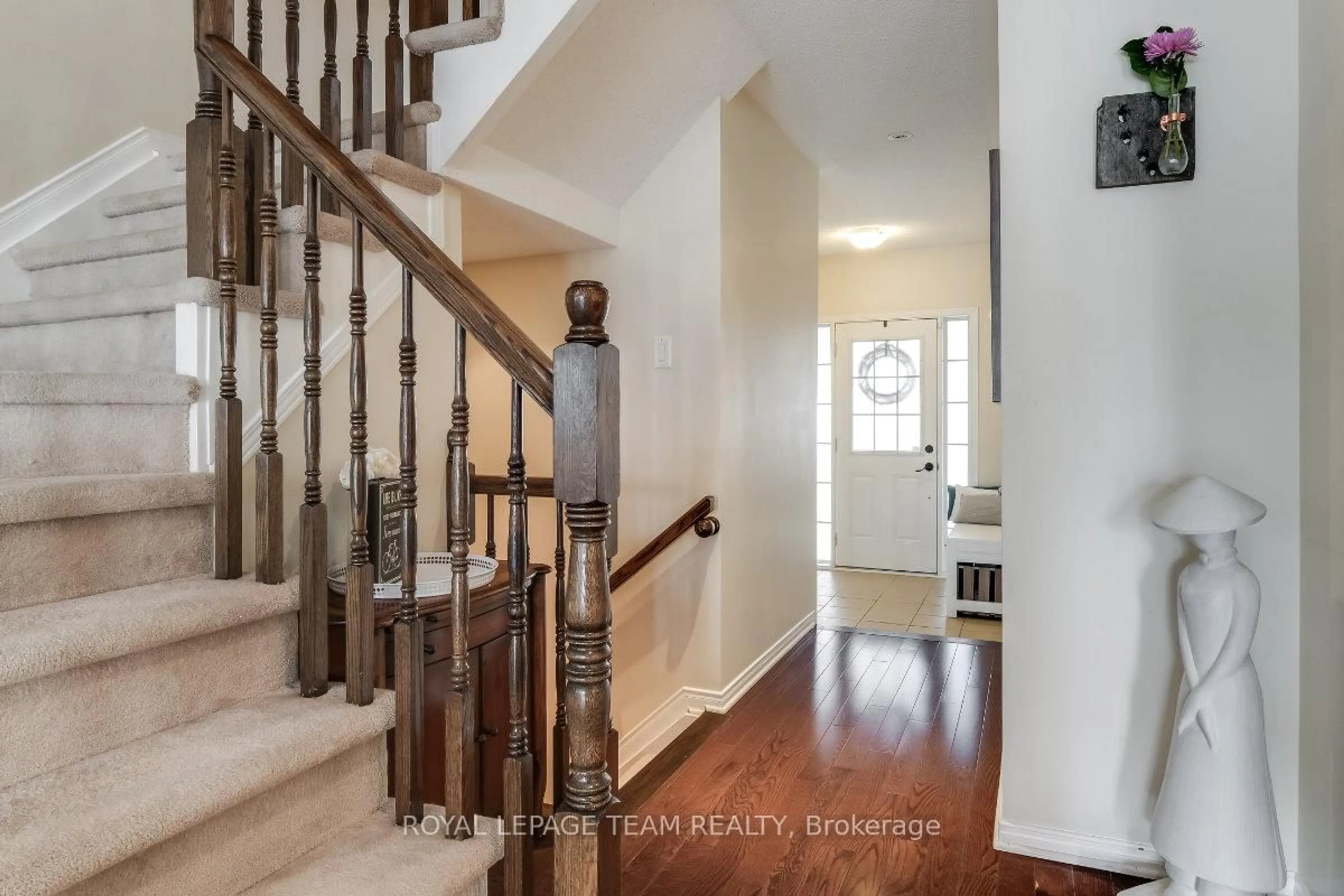 Indoor entryway for 404 Heathrow Private, Stittsville Ontario K2S 0M9