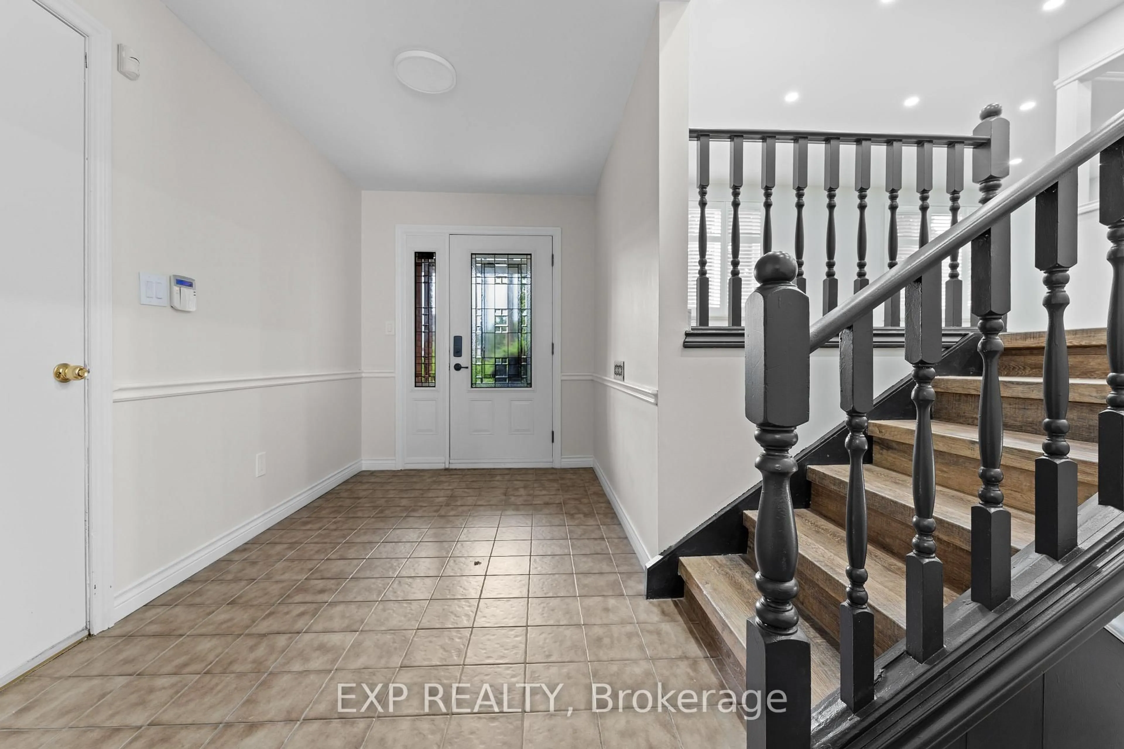 Indoor entryway for 121 TollGate Rd, Brantford Ontario N3R 4Z9