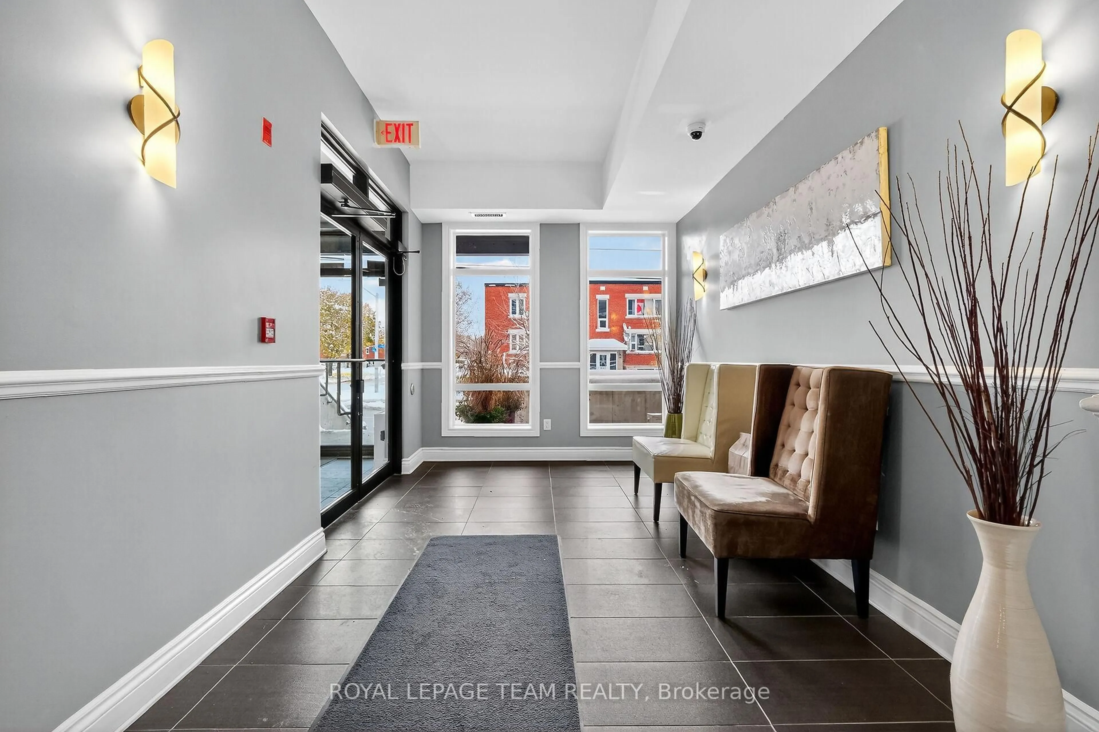 Indoor foyer for 682 Churchill Ave #306, Ottawa Ontario K1Z 5G5