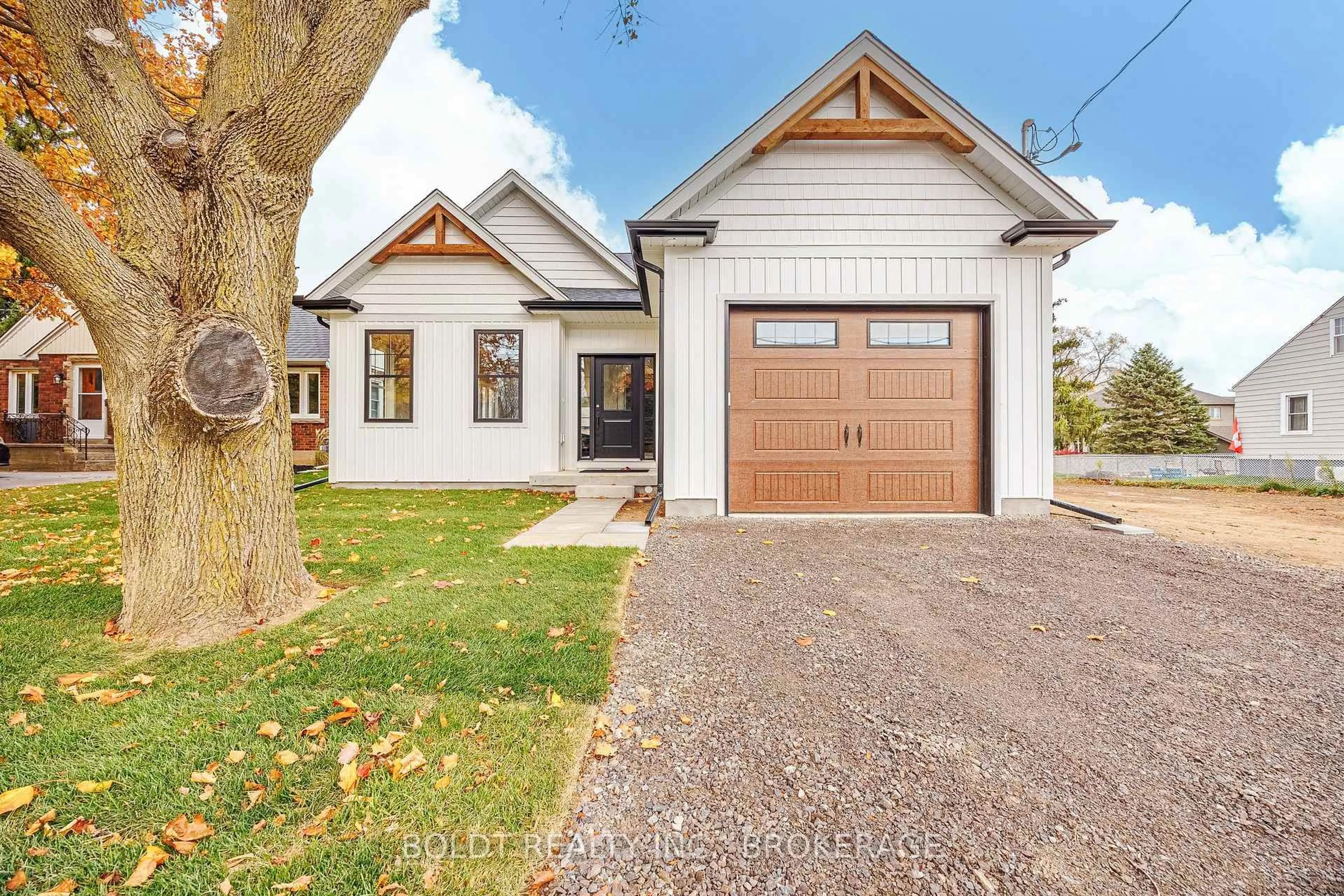 Home with brick exterior material, street for 1051 PELHAM St, Pelham Ontario L3C 3E4