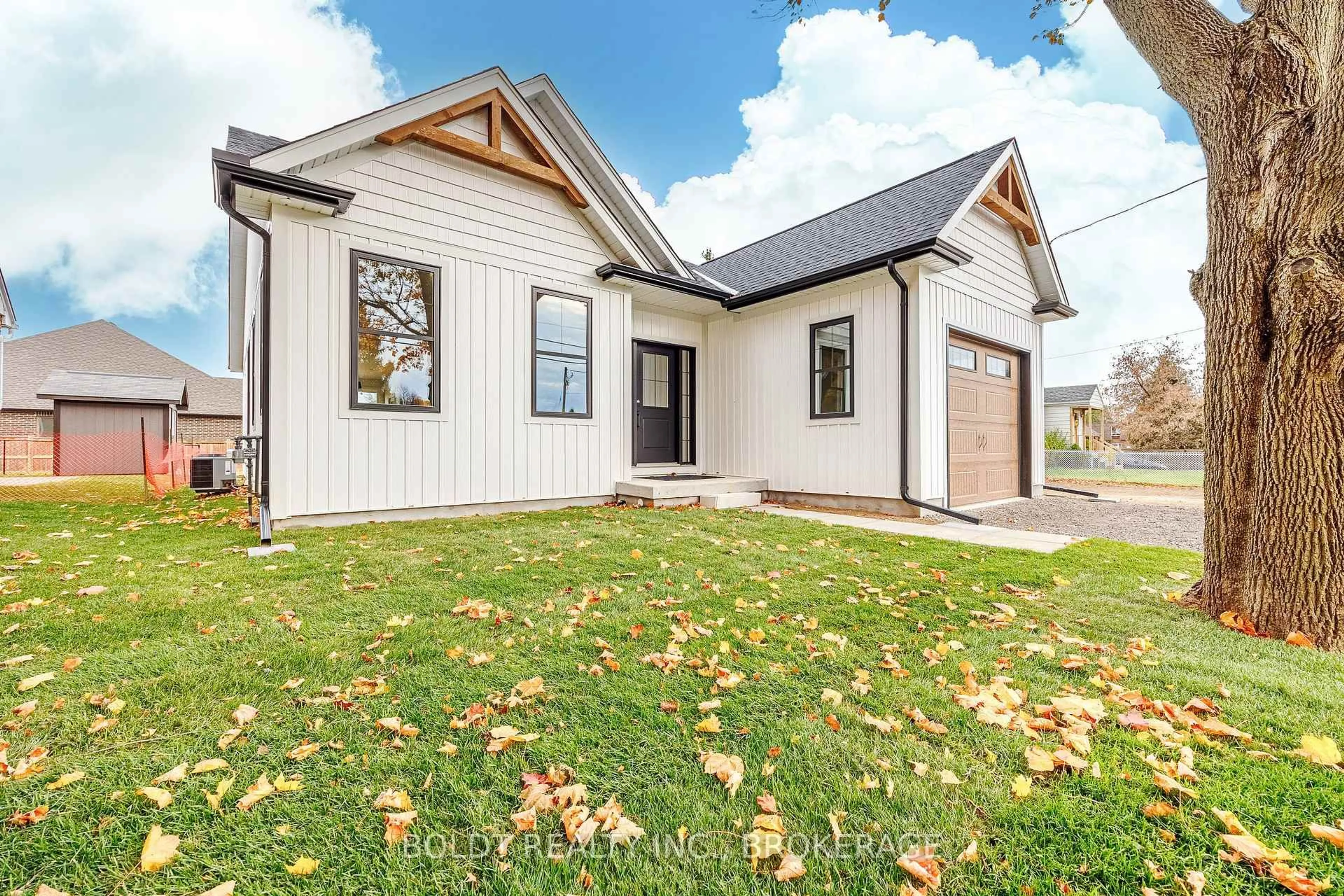 Home with vinyl exterior material, street for 1051 PELHAM St, Pelham Ontario L3C 3E4