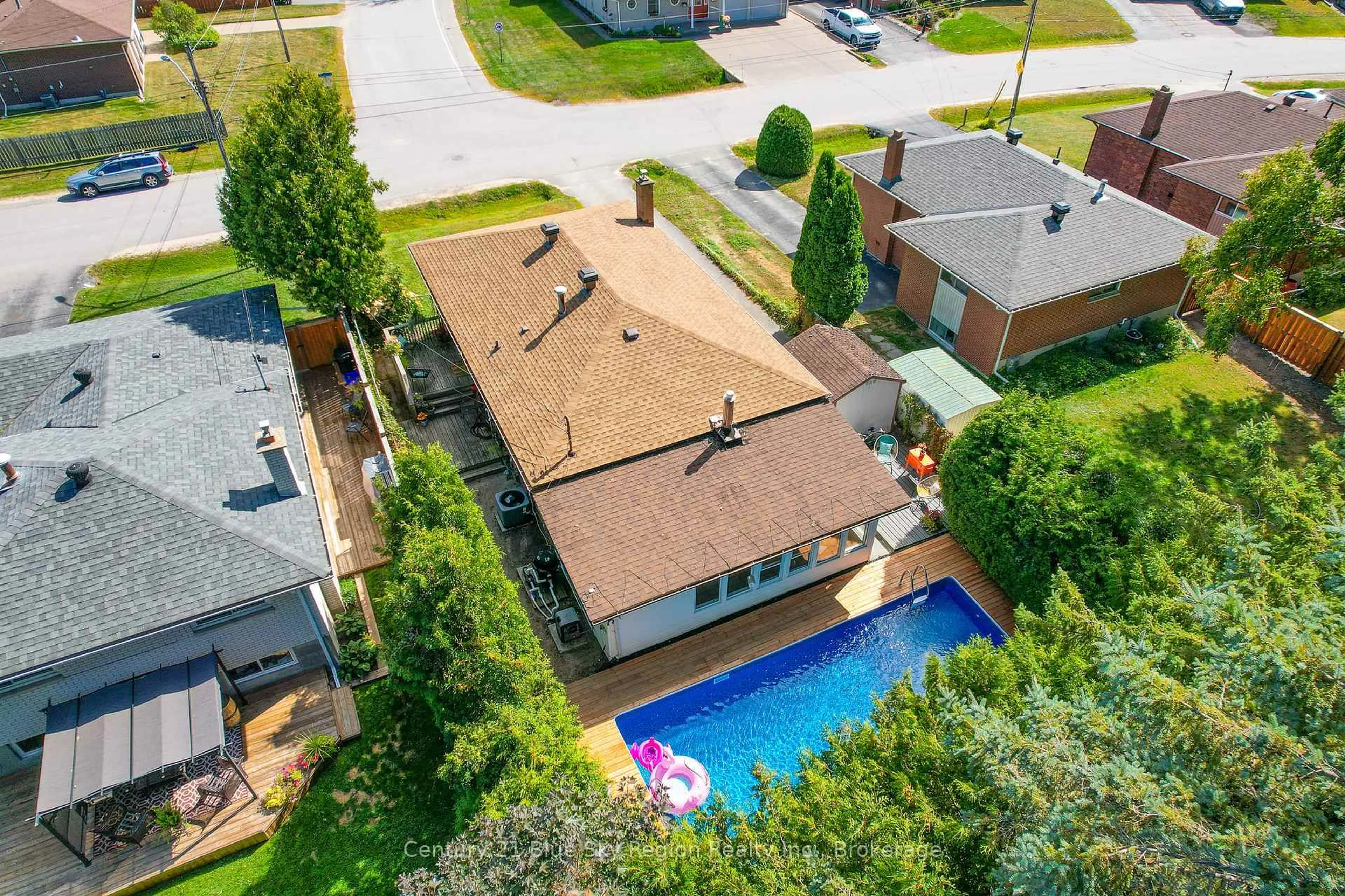 A pic from outside/outdoor area/front of a property/back of a property/a pic from drone, street for 62 Strathcona Dr, North Bay Ontario P1A 2N1