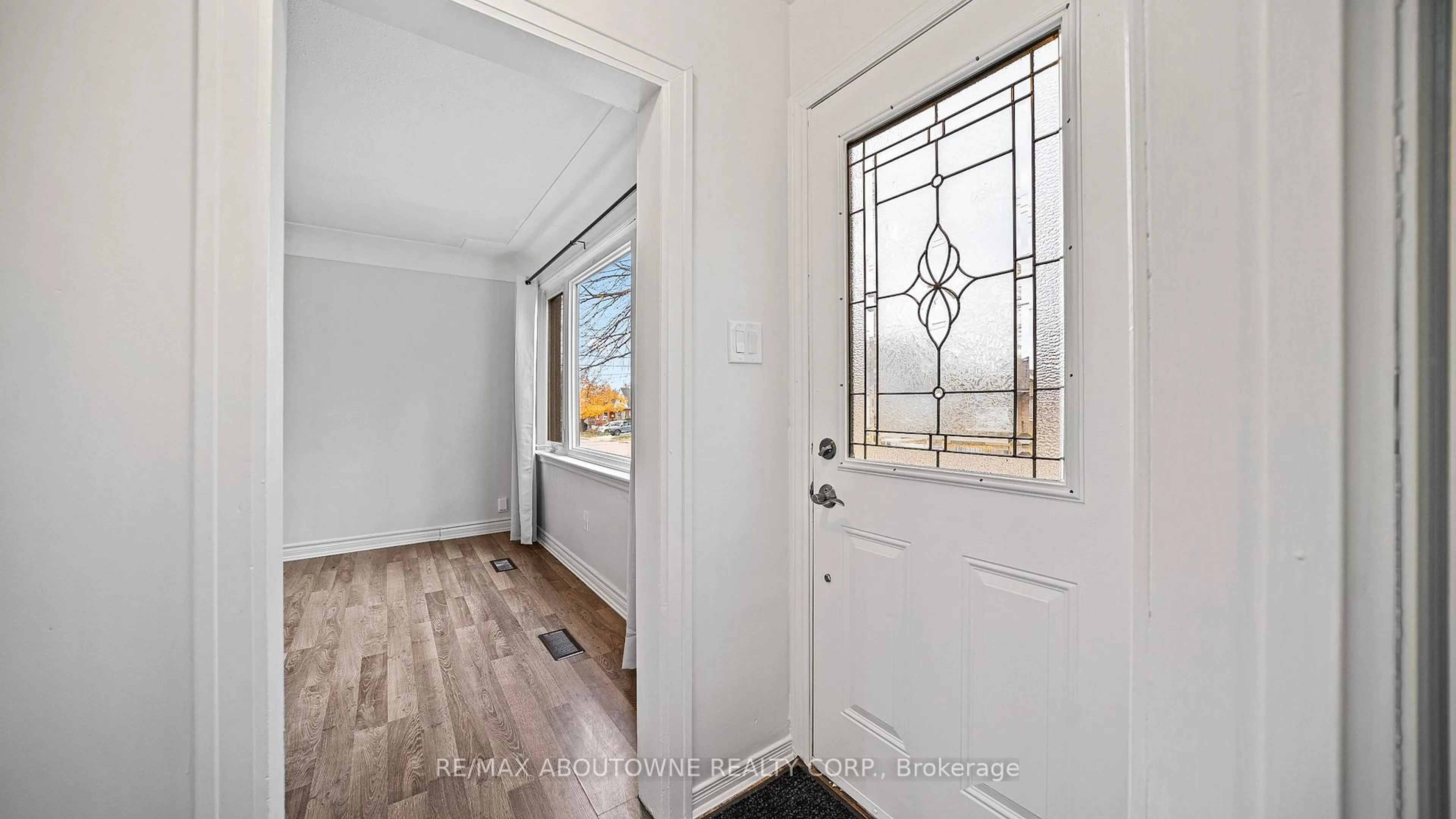 Indoor entryway for 661 Brighton Ave, Hamilton Ontario L8H 6H3