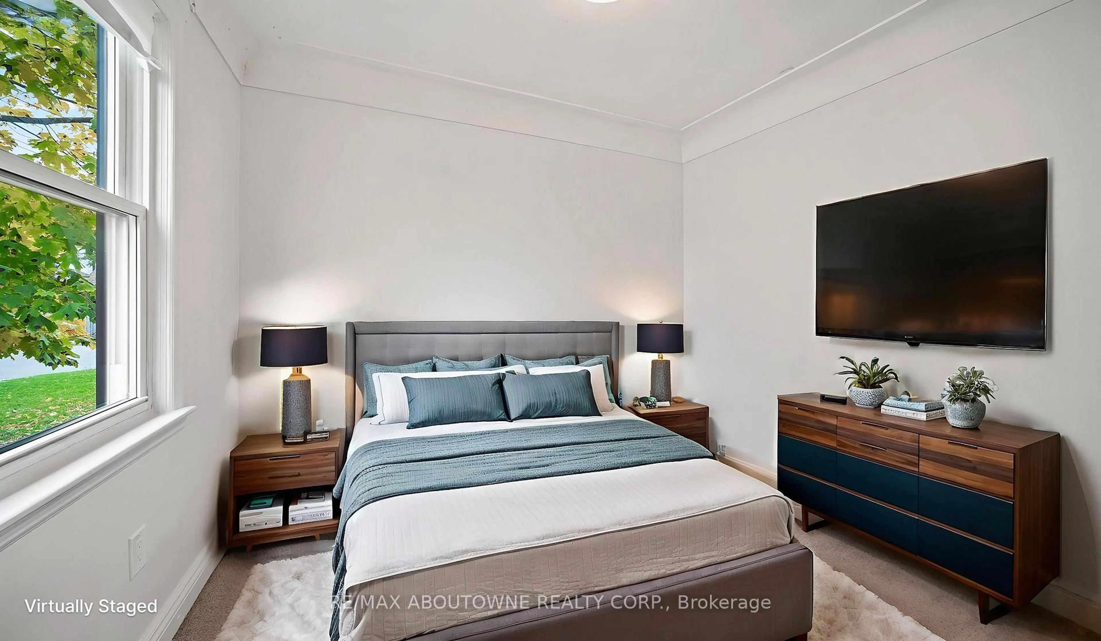 Bedroom with bed, unknown for 661 Brighton Ave, Hamilton Ontario L8H 6H3