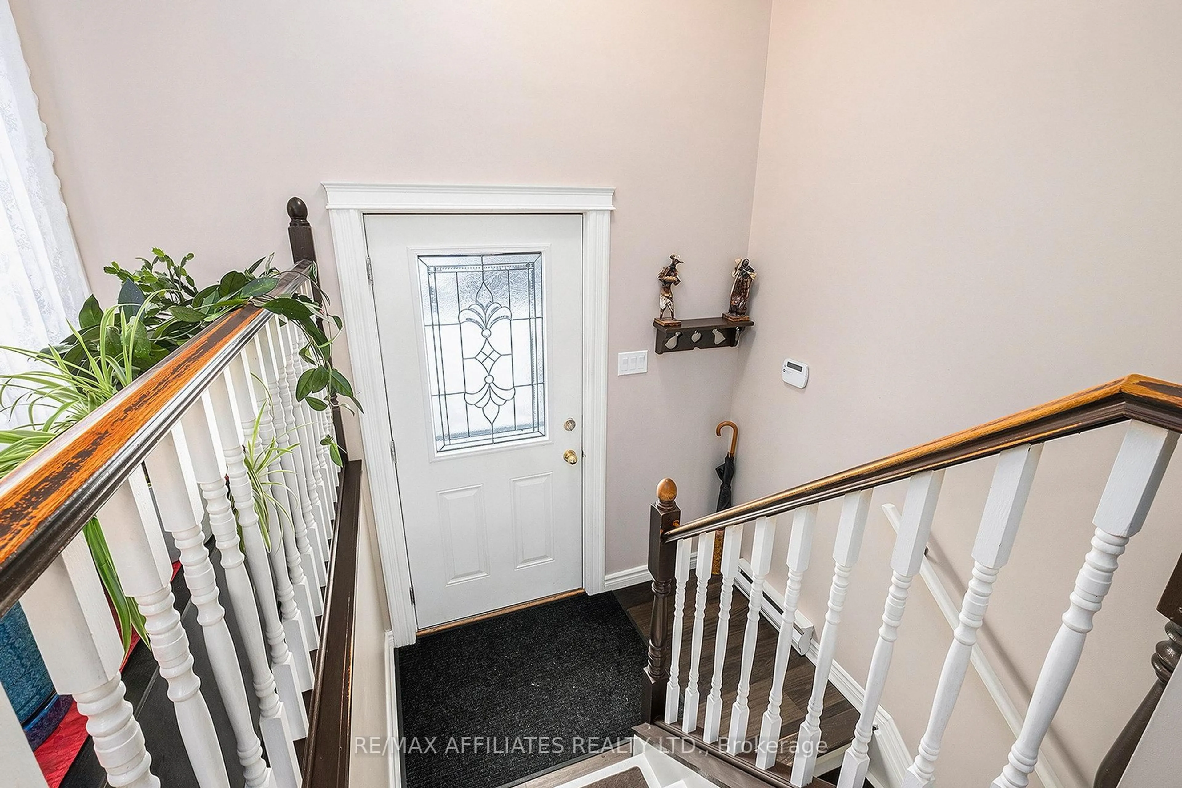 Indoor foyer for 19 Knox St, Carleton Place Ontario K7C 4G9