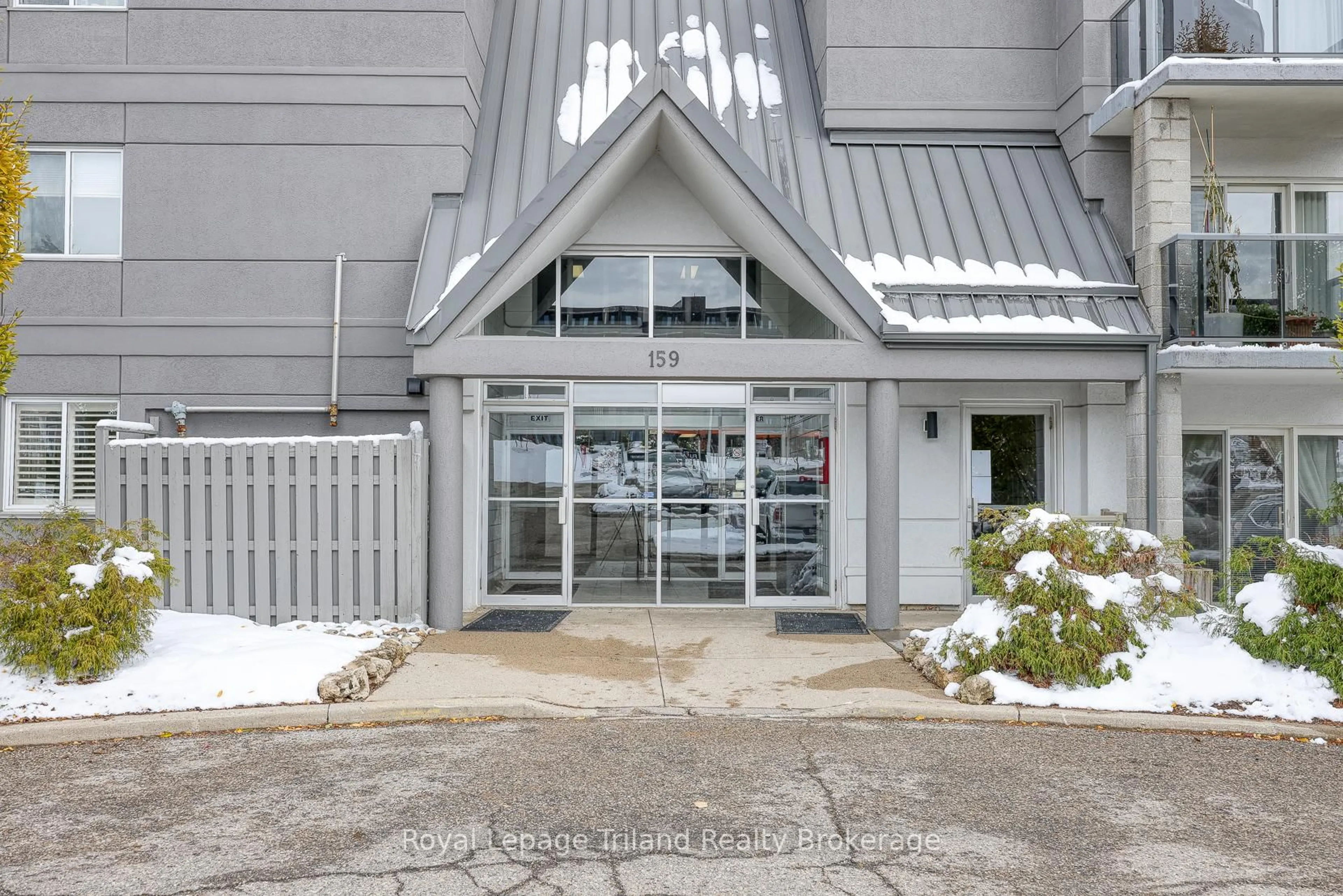 Indoor foyer for 159 Ferguson Dr #307, Woodstock Ontario N4V 1A9