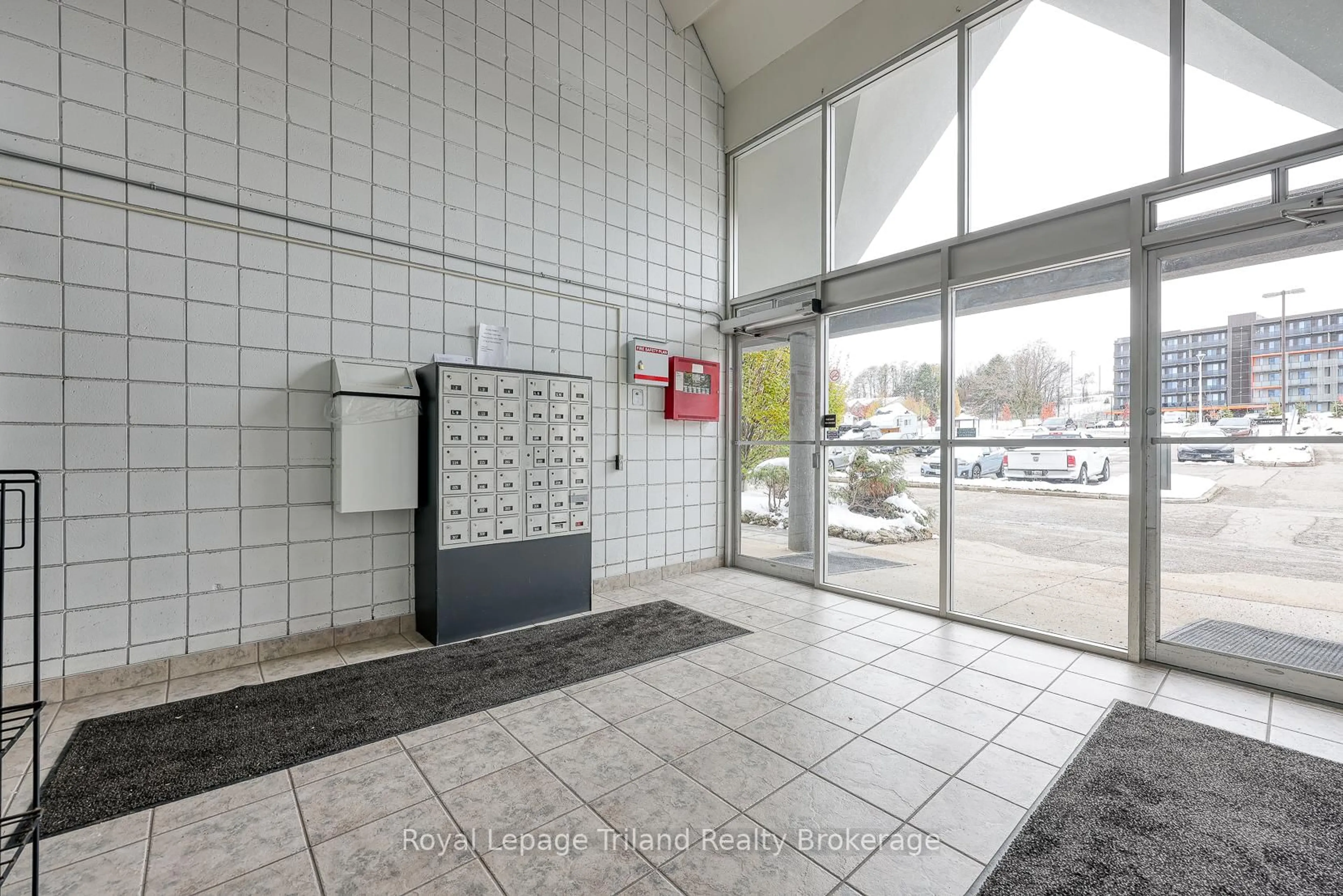 Indoor foyer for 159 Ferguson Dr #307, Woodstock Ontario N4V 1A9