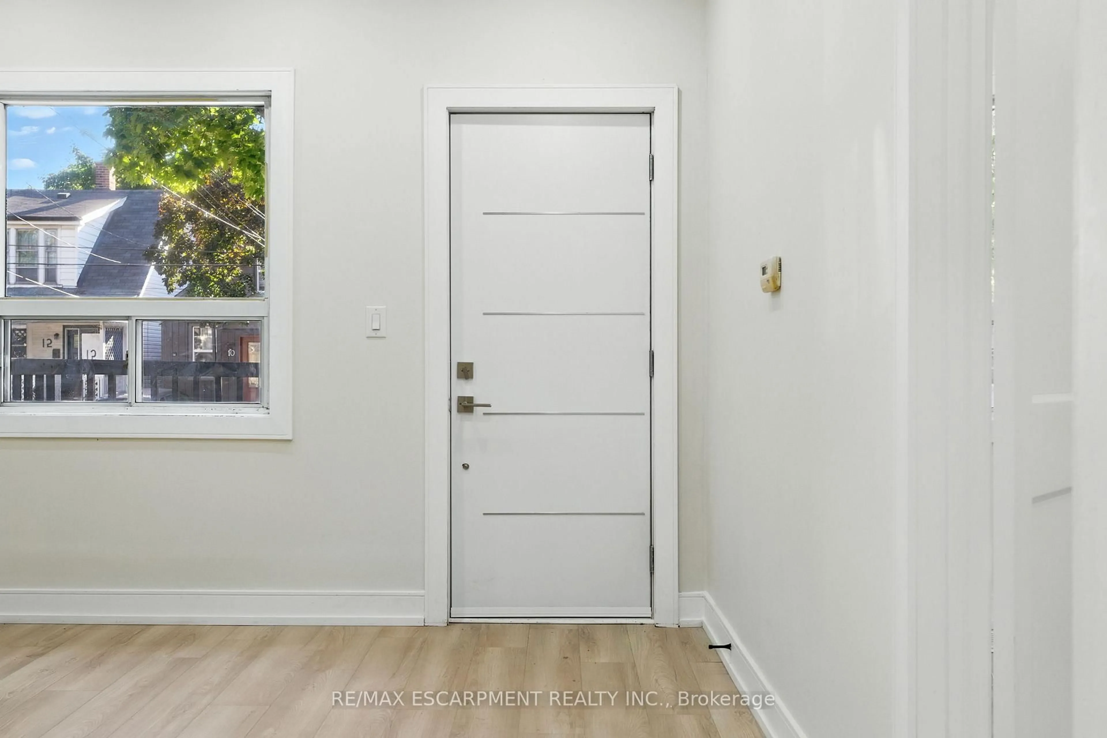 Indoor entryway for 9 Alice St, Hamilton Ontario L8H 4R5