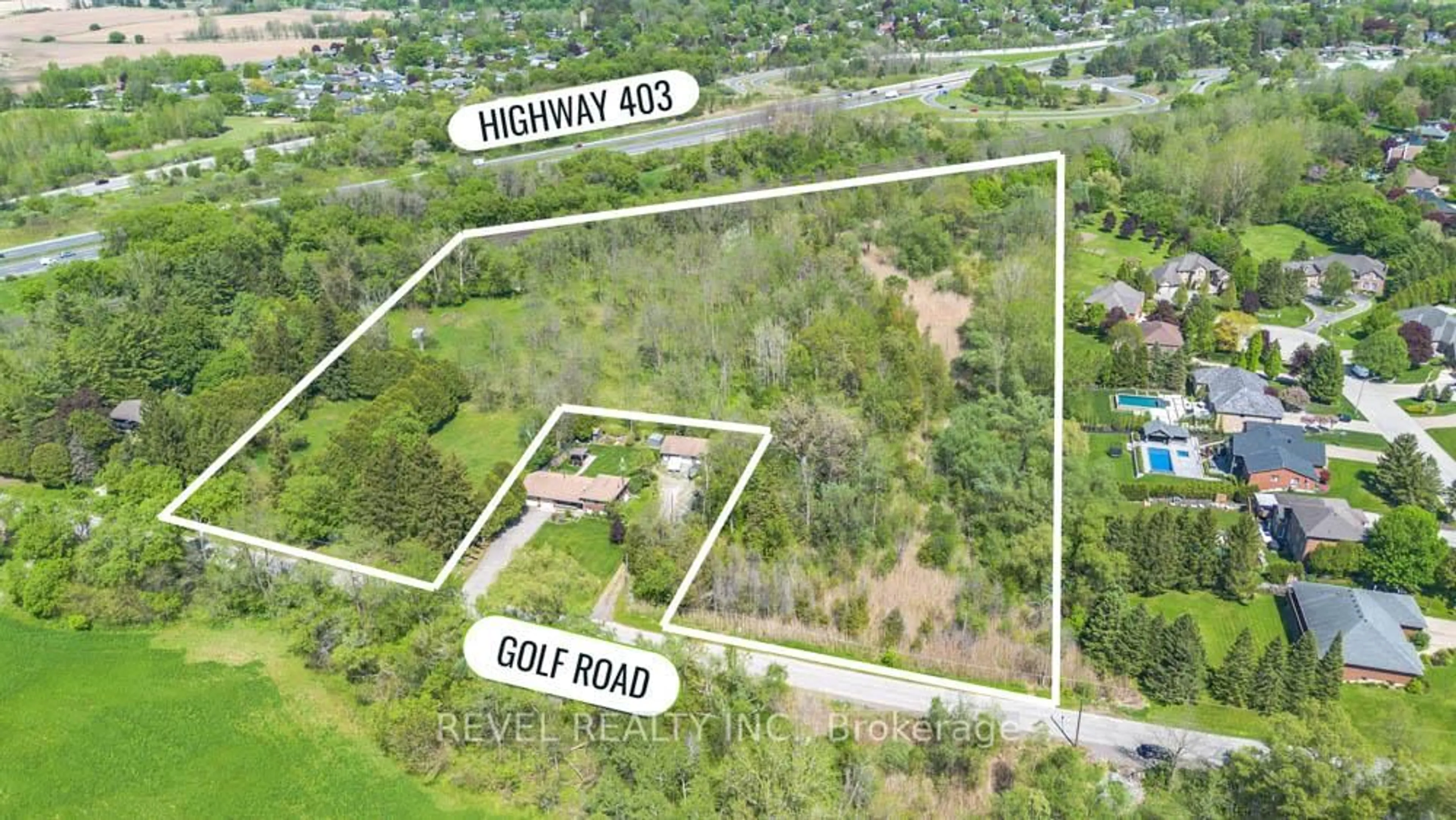 A pic from outside/outdoor area/front of a property/back of a property/a pic from drone, street for 88 Golf Rd, Brantford Ontario N3T 5L8