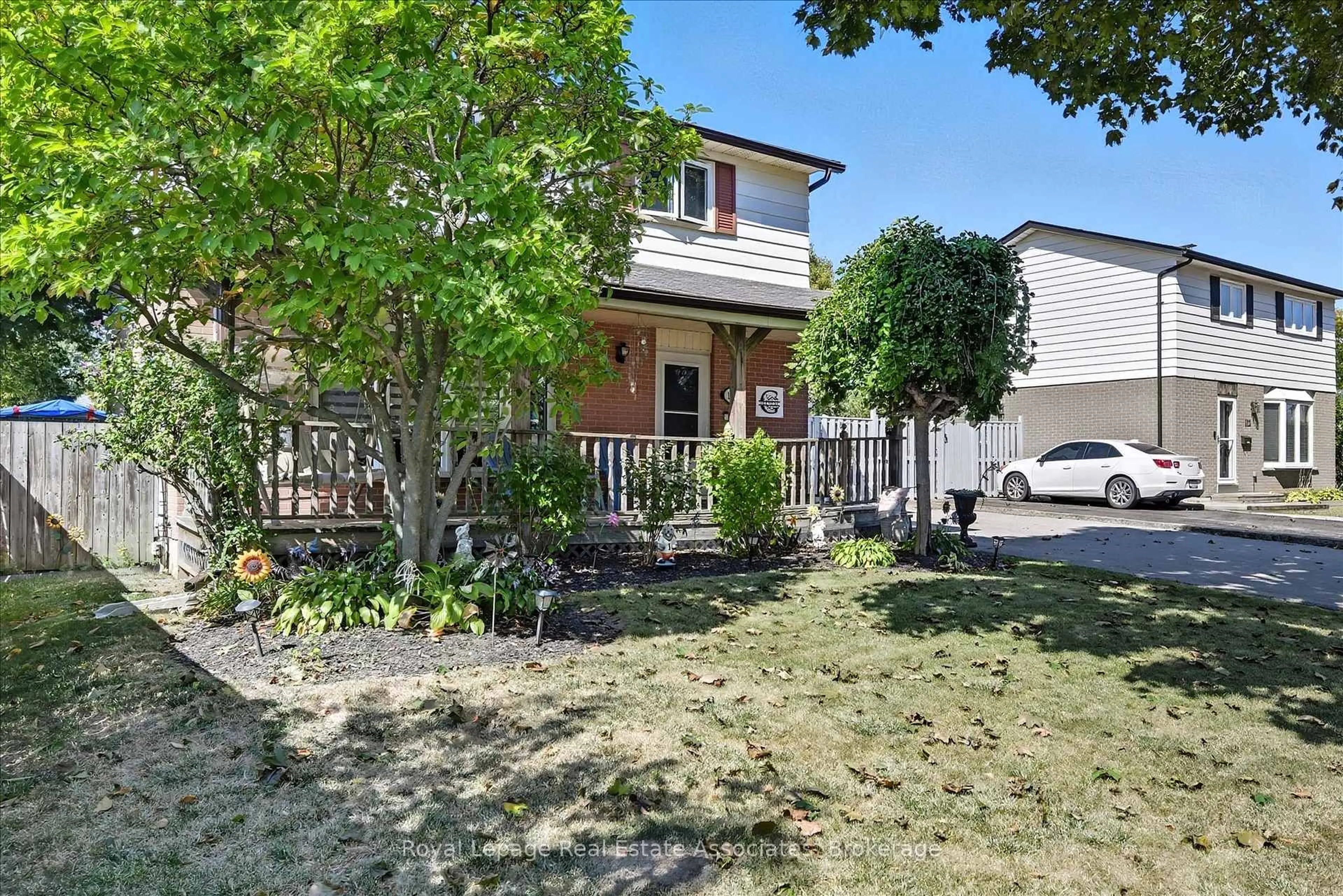 A pic from outside/outdoor area/front of a property/back of a property/a pic from drone, street for 107 Billington Cres, Hamilton Ontario L8T 4R3