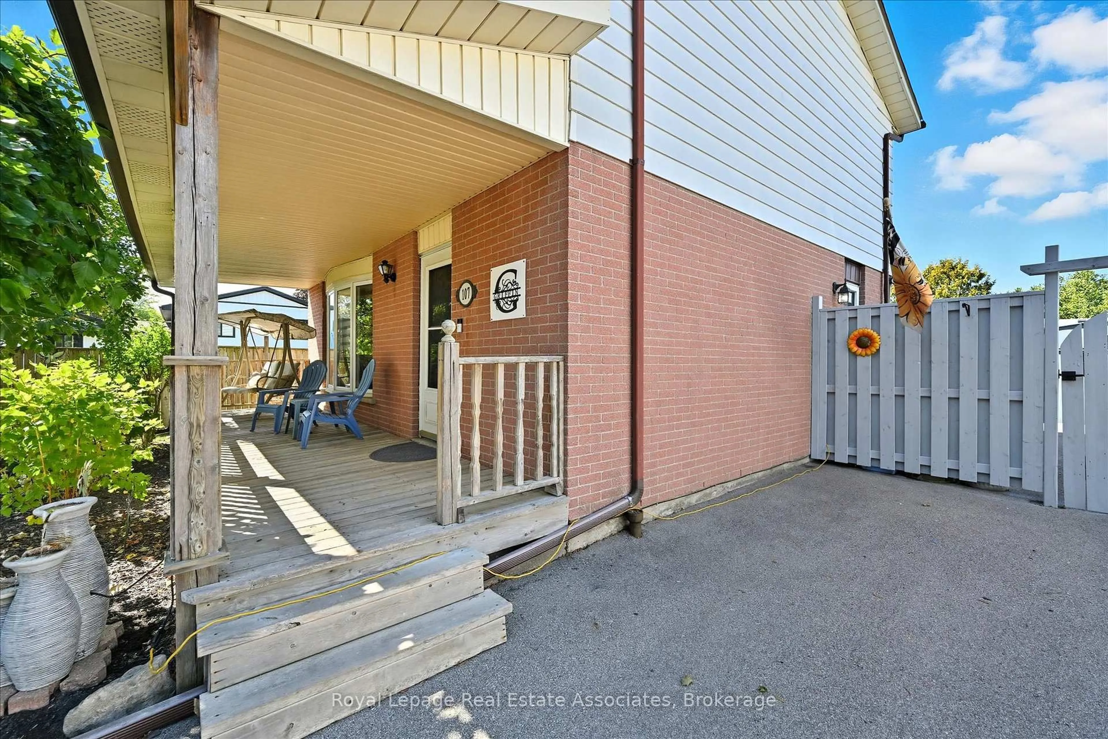 Patio, street for 107 Billington Cres, Hamilton Ontario L8T 4R3