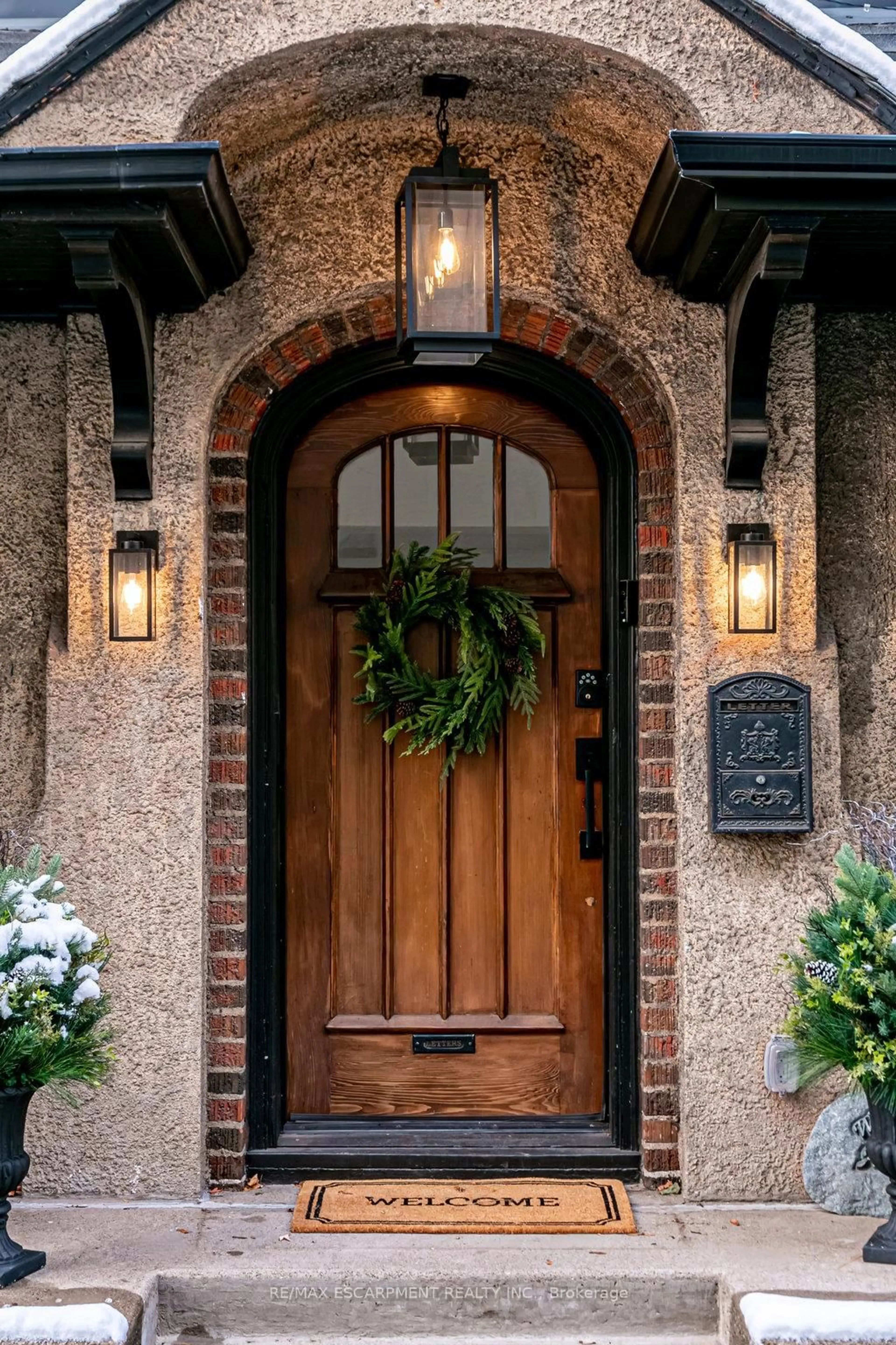 Indoor entryway for 265 MacNab St, Hamilton Ontario L8P 3E2