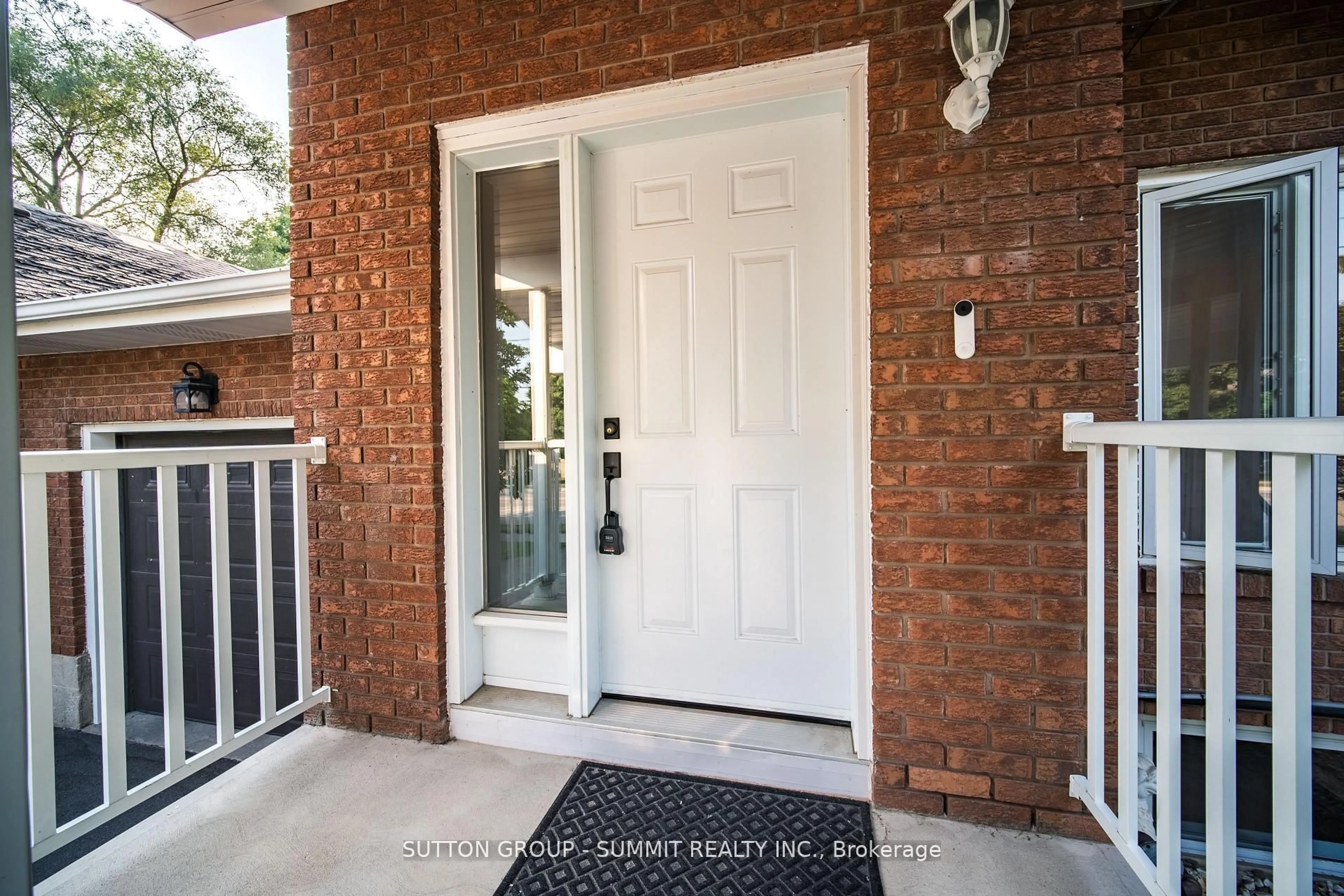 Indoor entryway for 100 North Park St, Brantford Ontario N3R 4K1