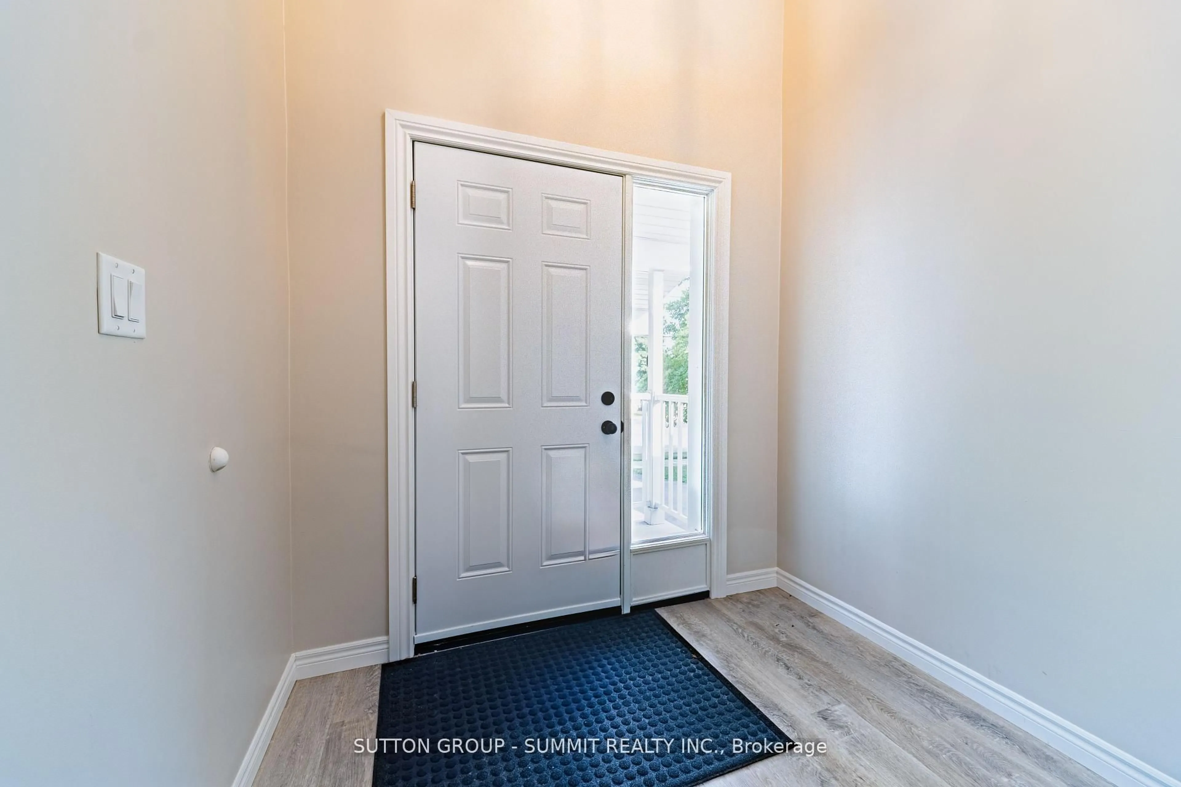 Indoor entryway for 100 North Park St, Brantford Ontario N3R 4K1