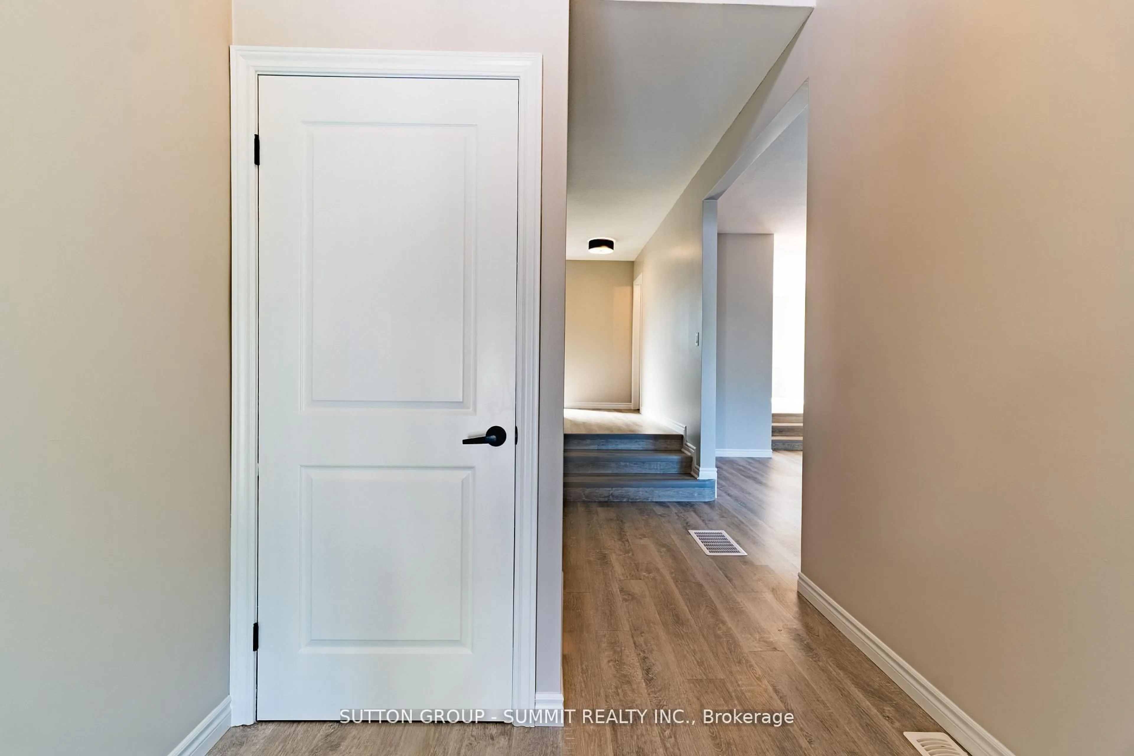 Indoor entryway for 100 North Park St, Brantford Ontario N3R 4K1