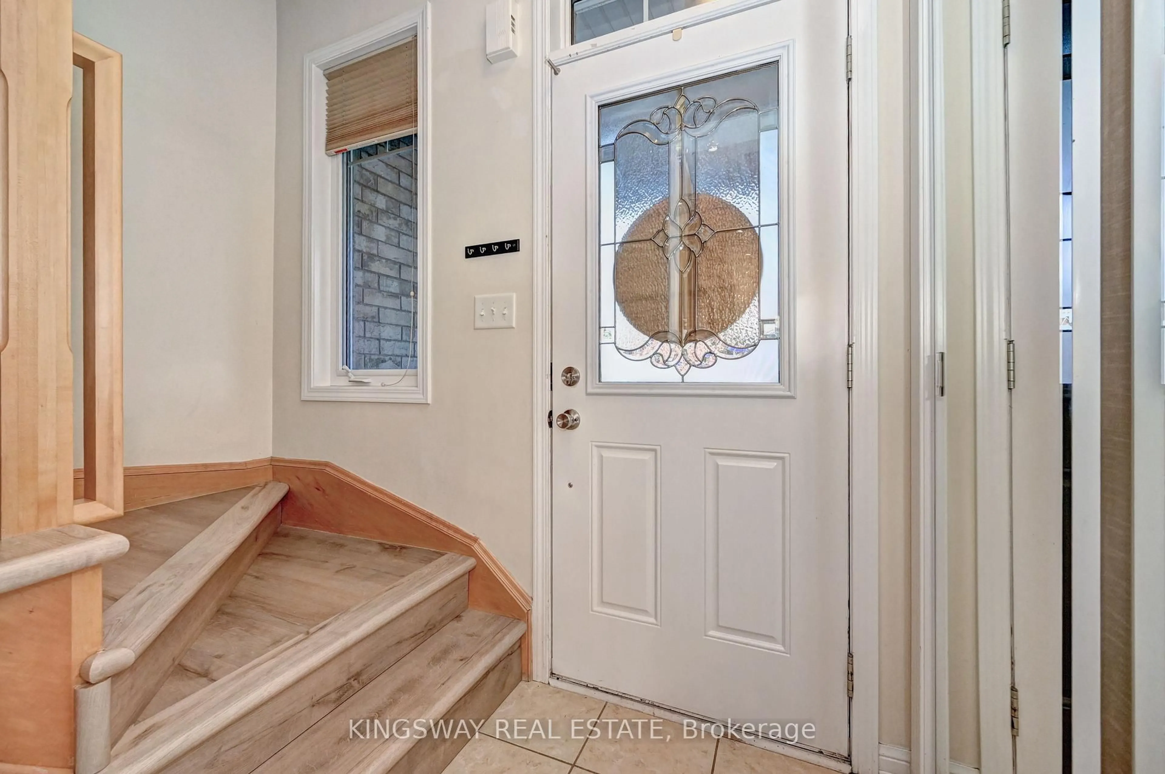Indoor entryway for 150 Holland Circ, Cambridge Ontario N3C 0E2