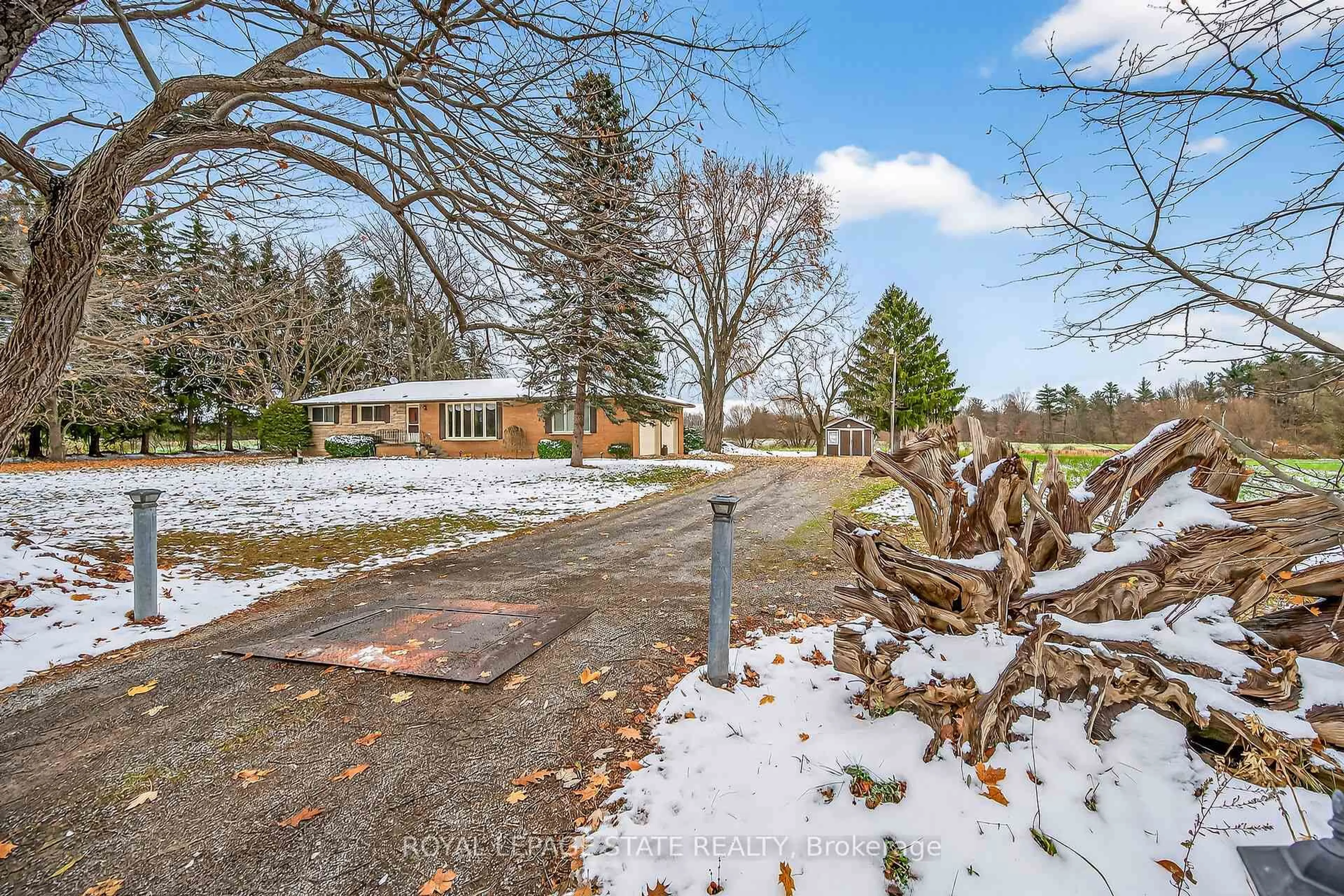 A pic from outside/outdoor area/front of a property/back of a property/a pic from drone, street for 580 woodhill Rd, Hamilton Ontario L0R 2B0