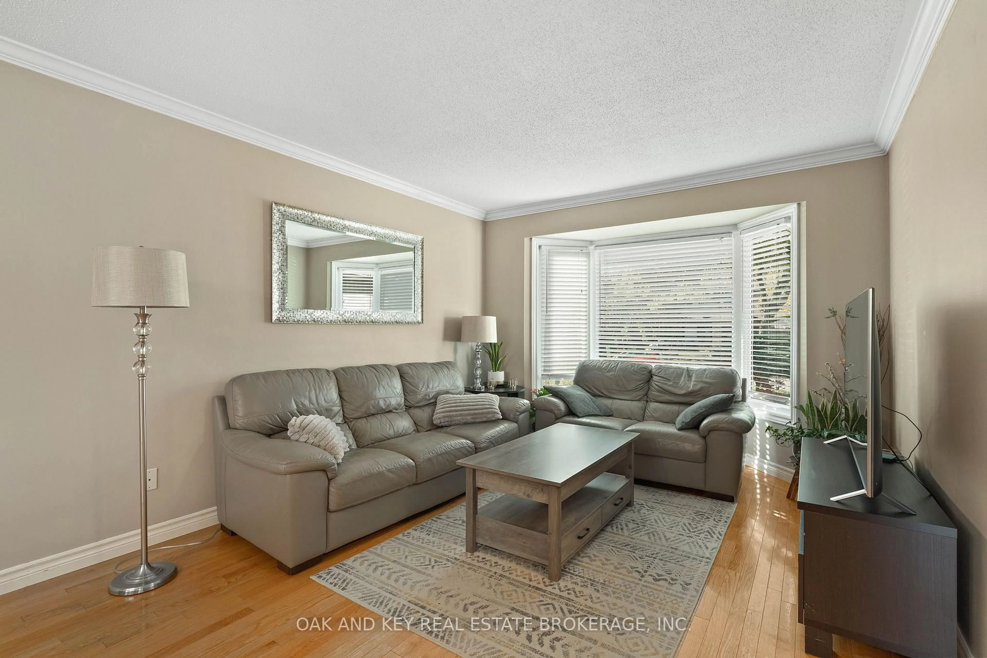 Living room with furniture, unknown for 143 Golfview Rd, London South Ontario N6C 5V4