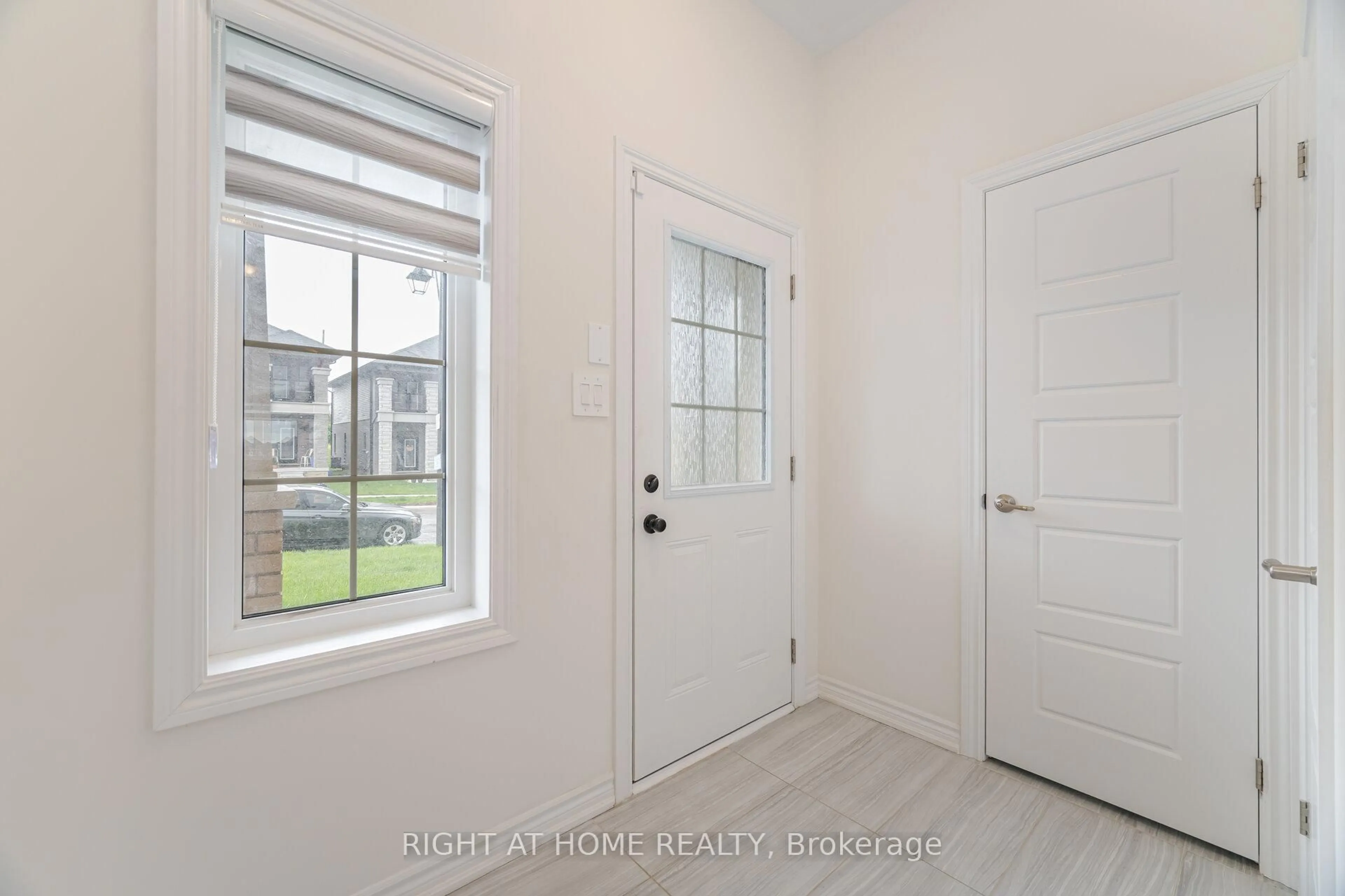 Indoor entryway for 32 George Brier Dr, Brant Ontario N3L 0L3