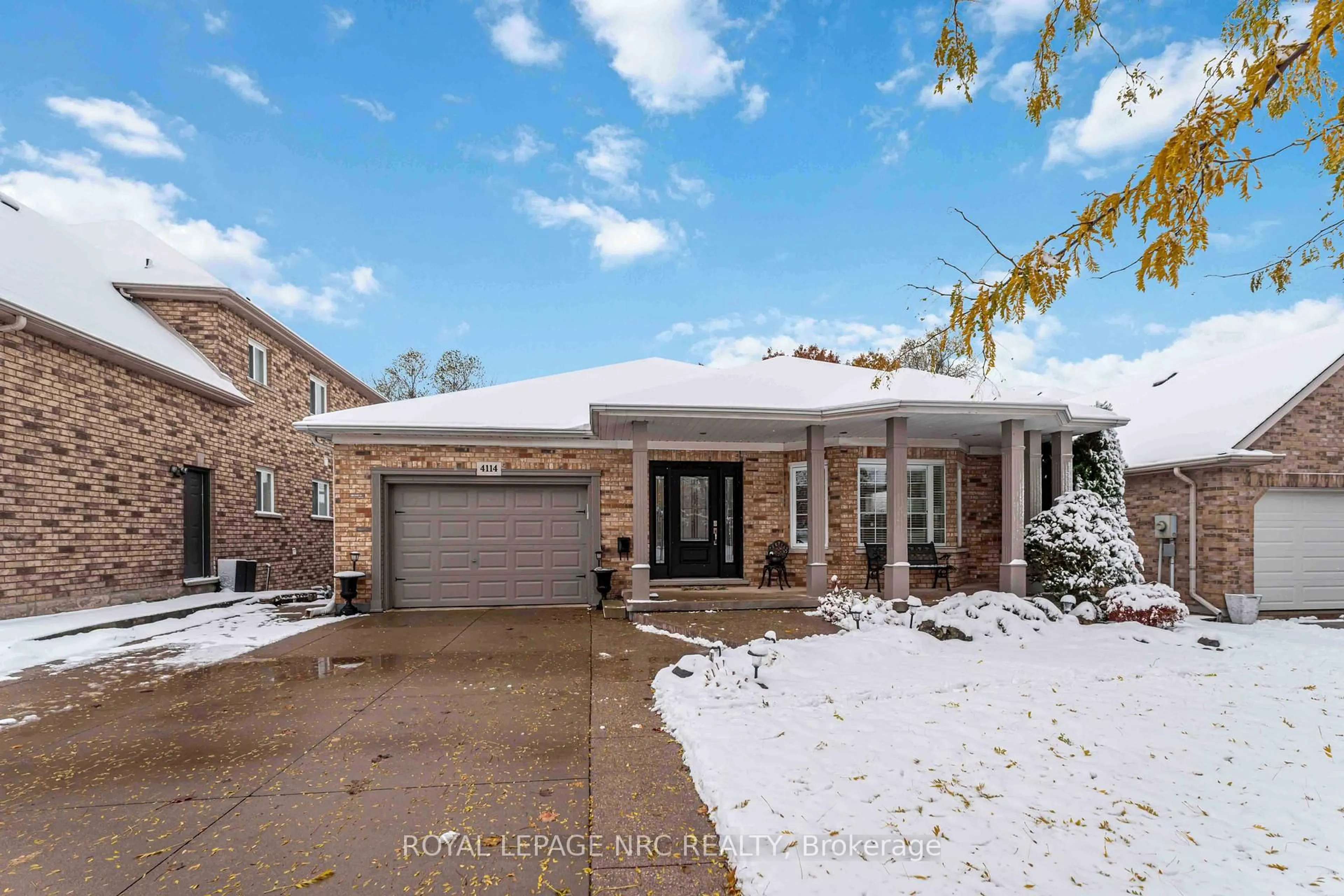 Home with brick exterior material, street for 4114 Highland Park Dr, Lincoln Ontario L3J 0L7