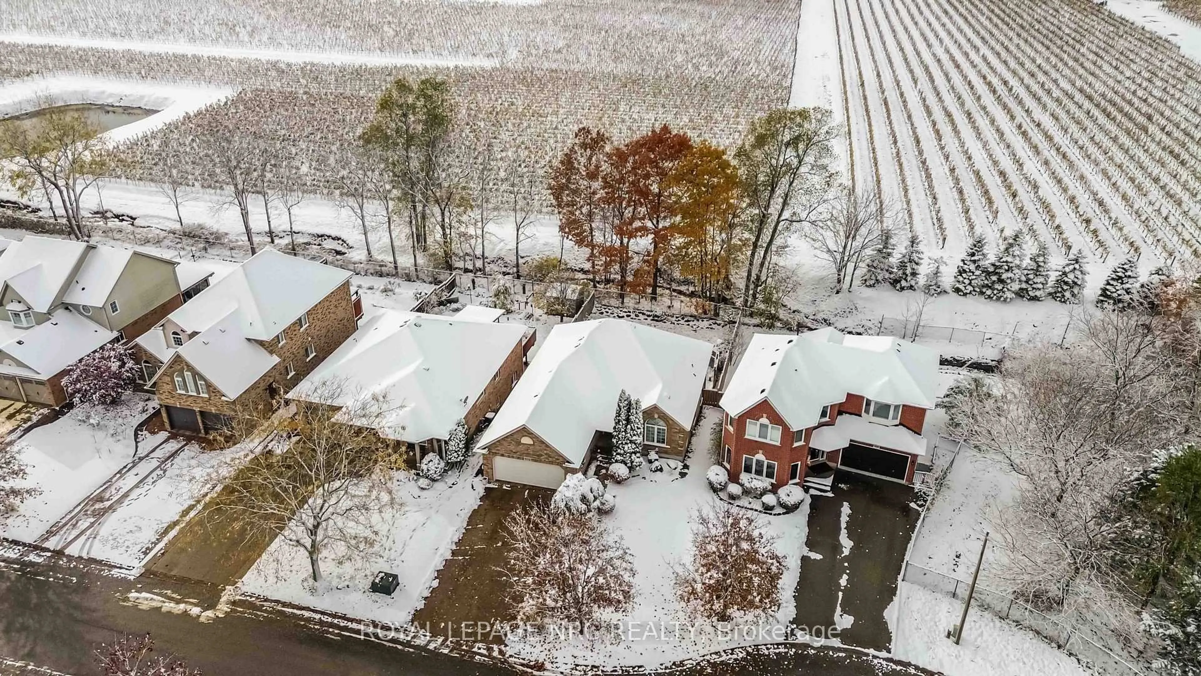 A pic from outside/outdoor area/front of a property/back of a property/a pic from drone, street for 4114 Highland Park Dr, Lincoln Ontario L3J 0L7