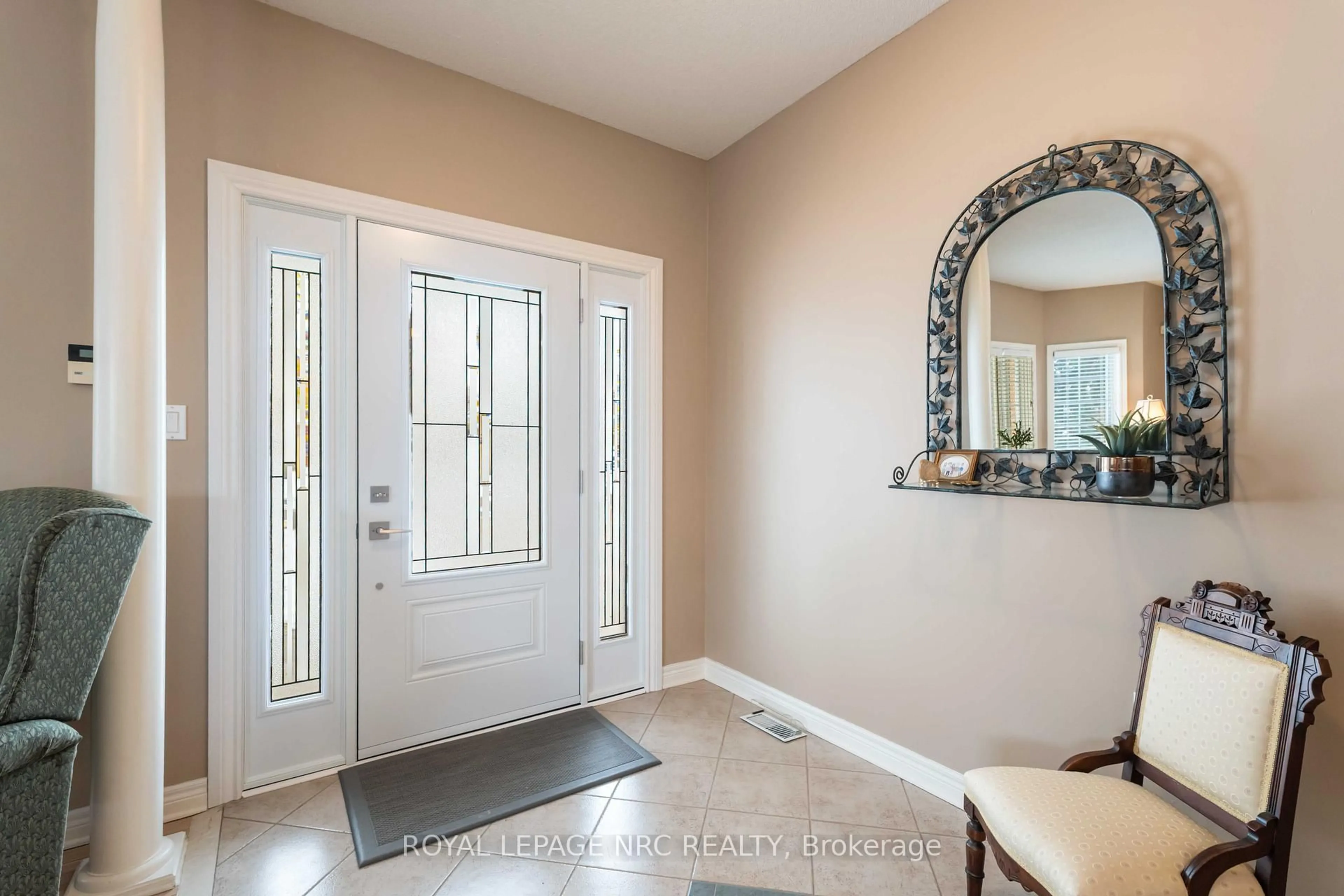 Indoor entryway for 4114 Highland Park Dr, Lincoln Ontario L3J 0L7