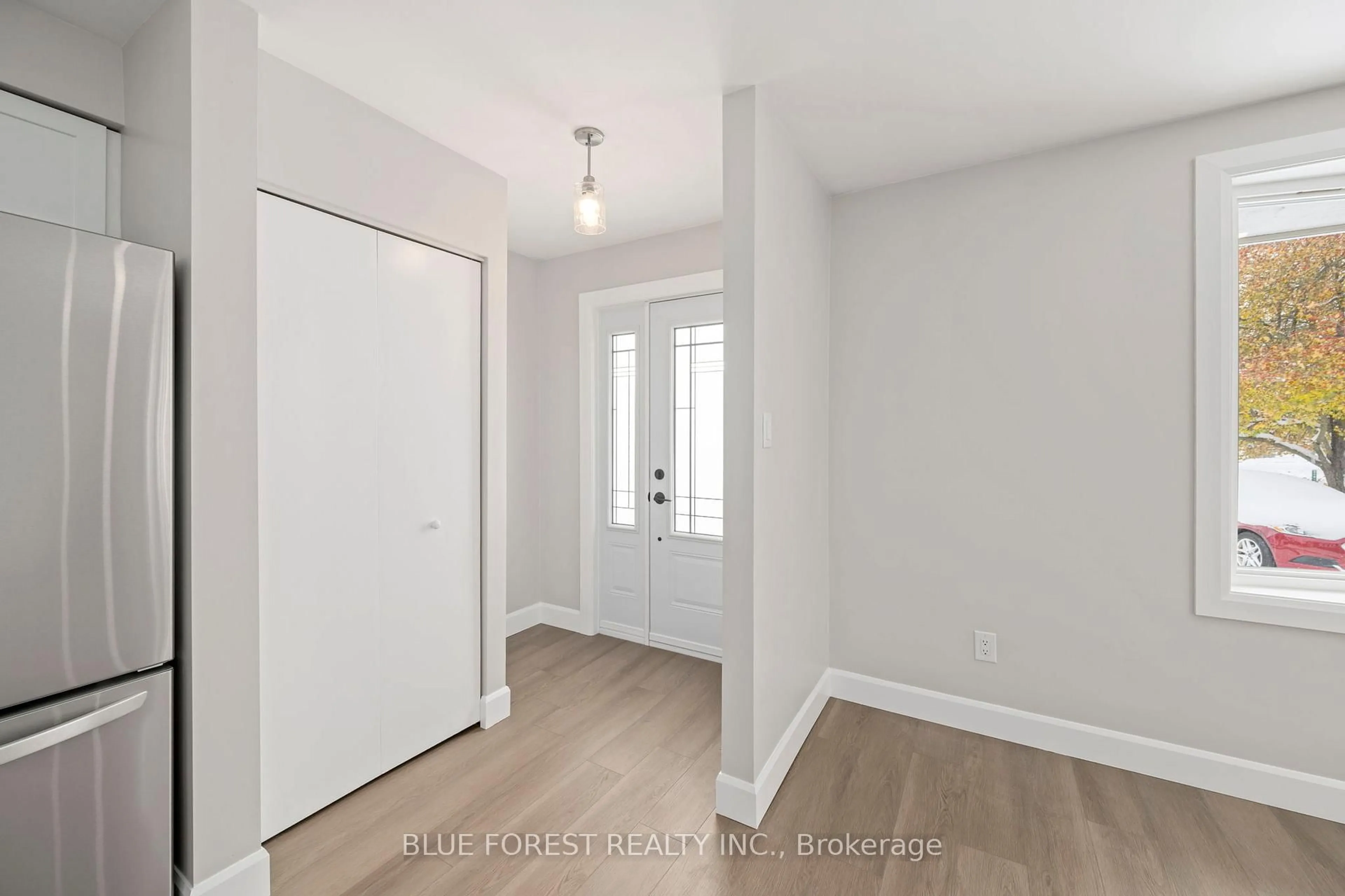 Indoor entryway for 71 SPARTA St, St. Thomas Ontario N5R 5H1