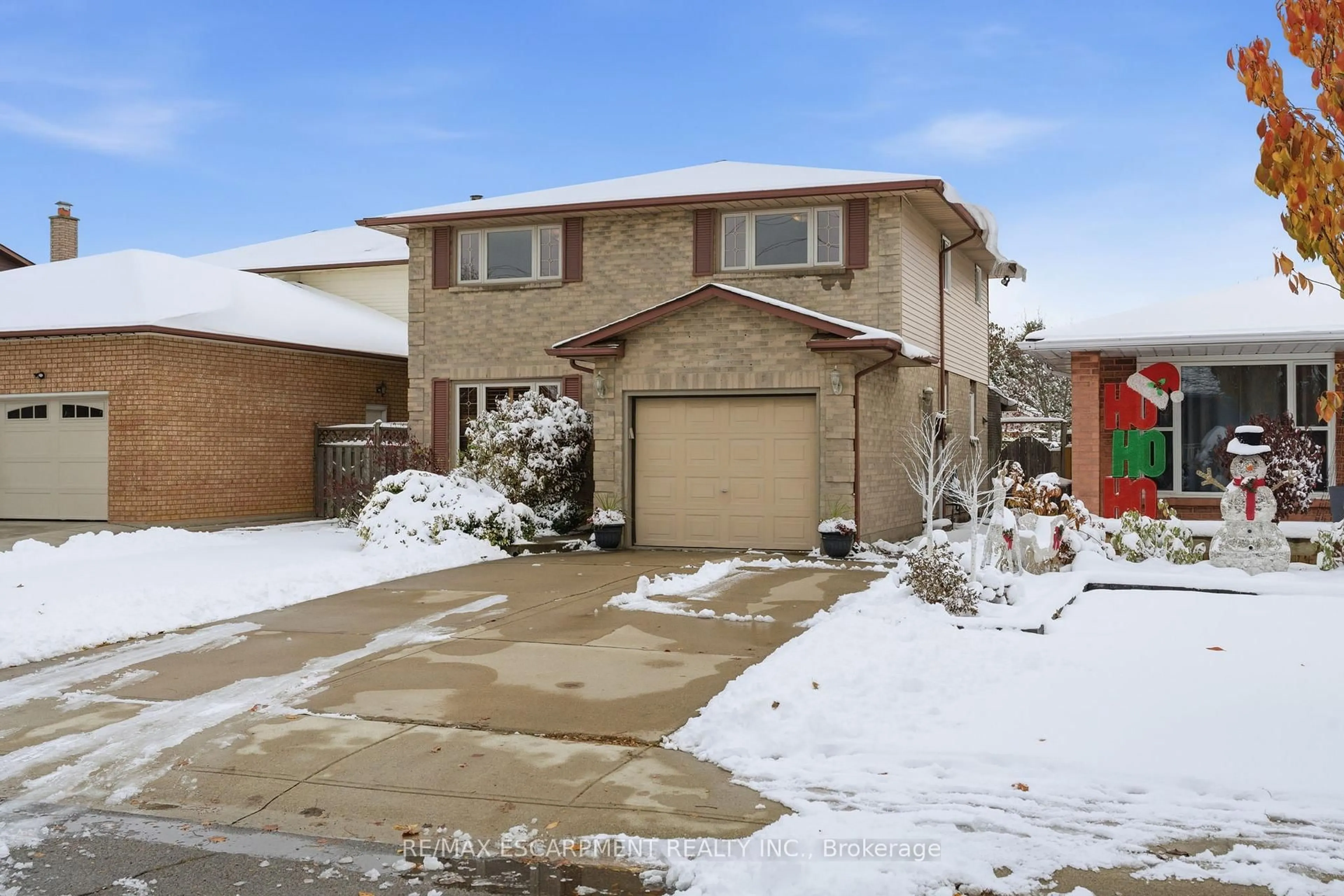 Home with brick exterior material, street for 121 PARKWOOD Cres, Hamilton Ontario L8V 4Z6